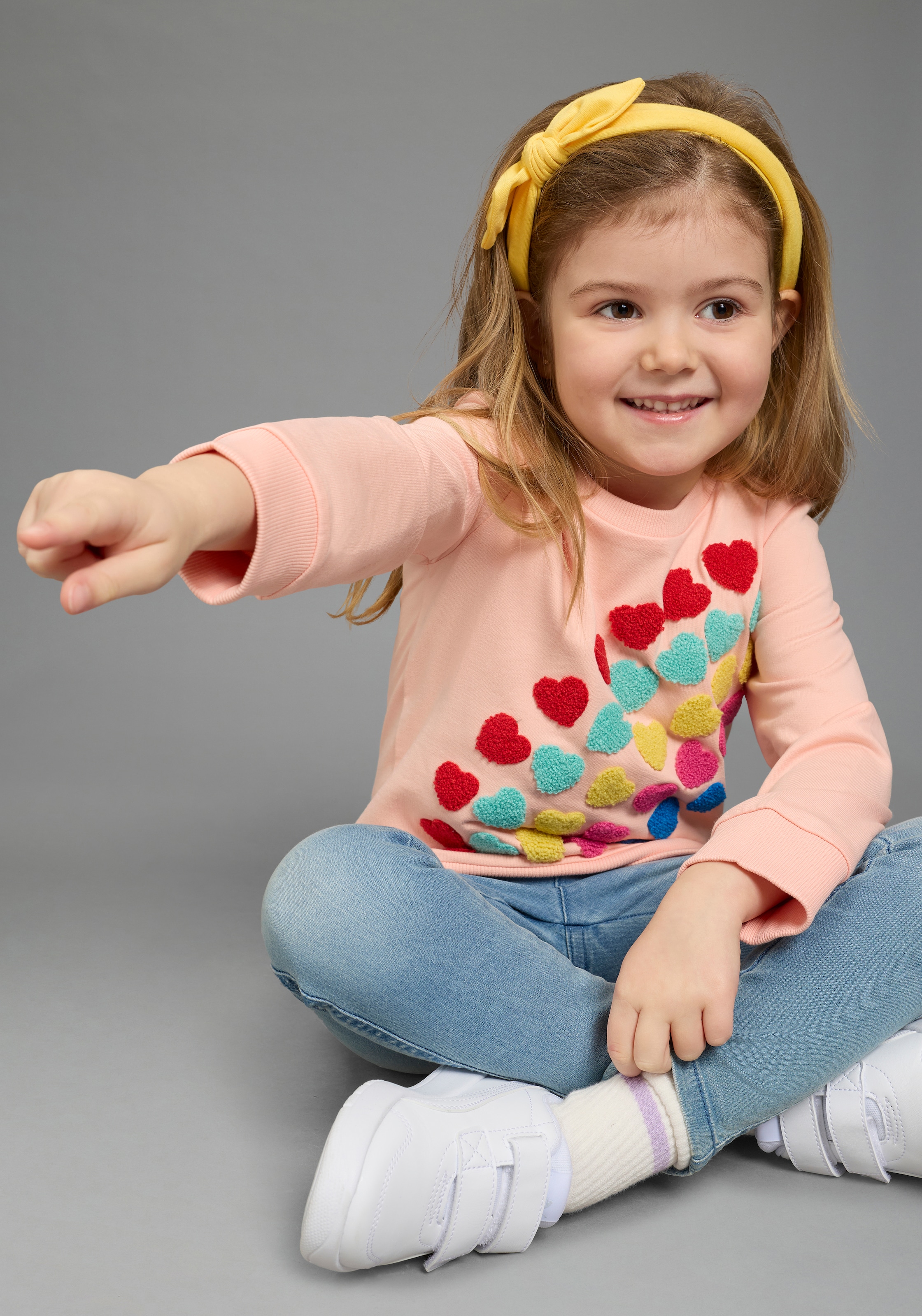 KIDSWORLD Sweatshirt »Sweatshirt Herz-Applikation«, mit Stickereien und Badges, Rundhalsausschnitt, Basic Passform
