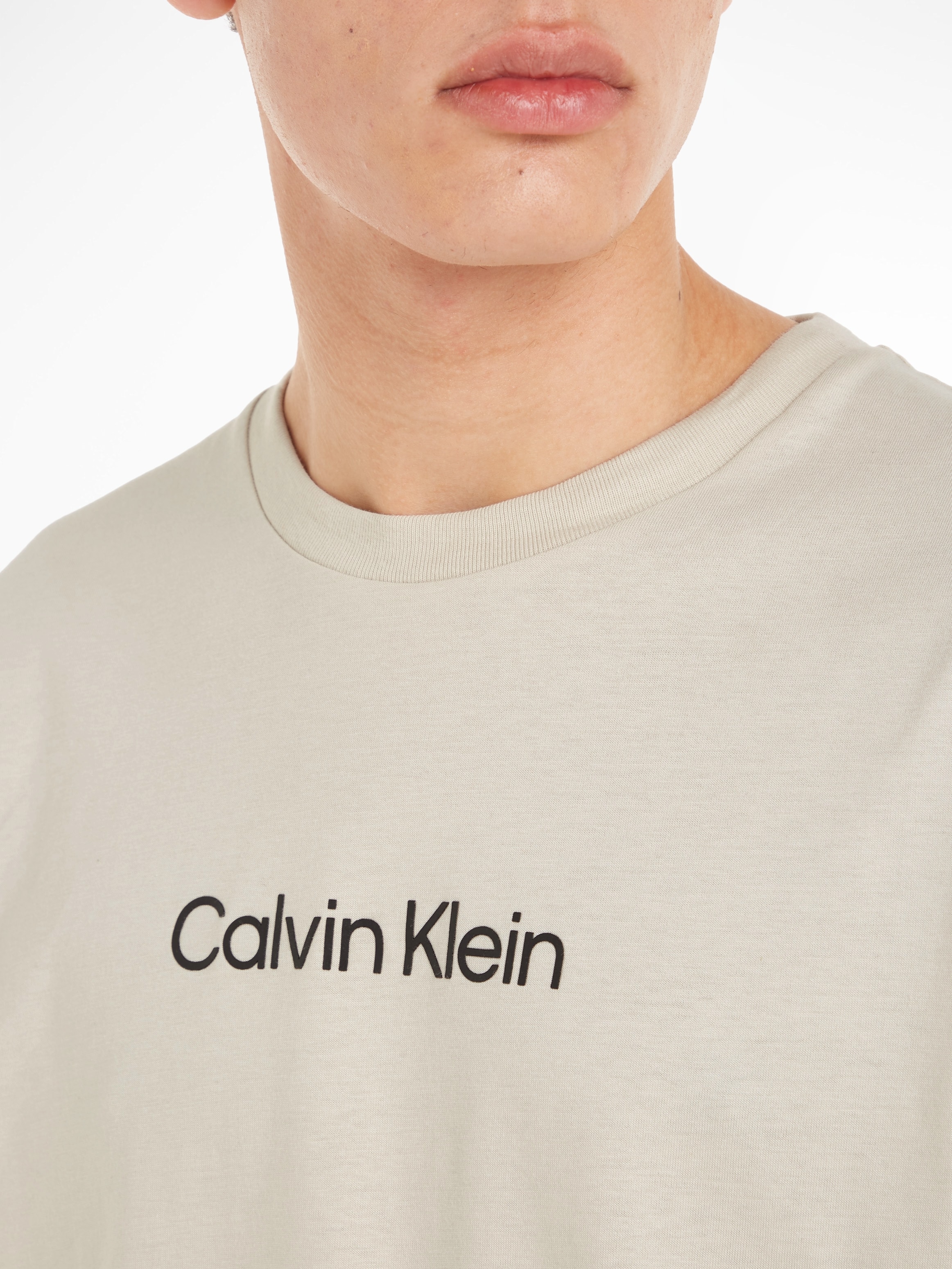 T-Shirt aufgedrucktem COMFORT T-SHIRT«, Calvin LOGO mit Klein bestellen Markenlabel »HERO online