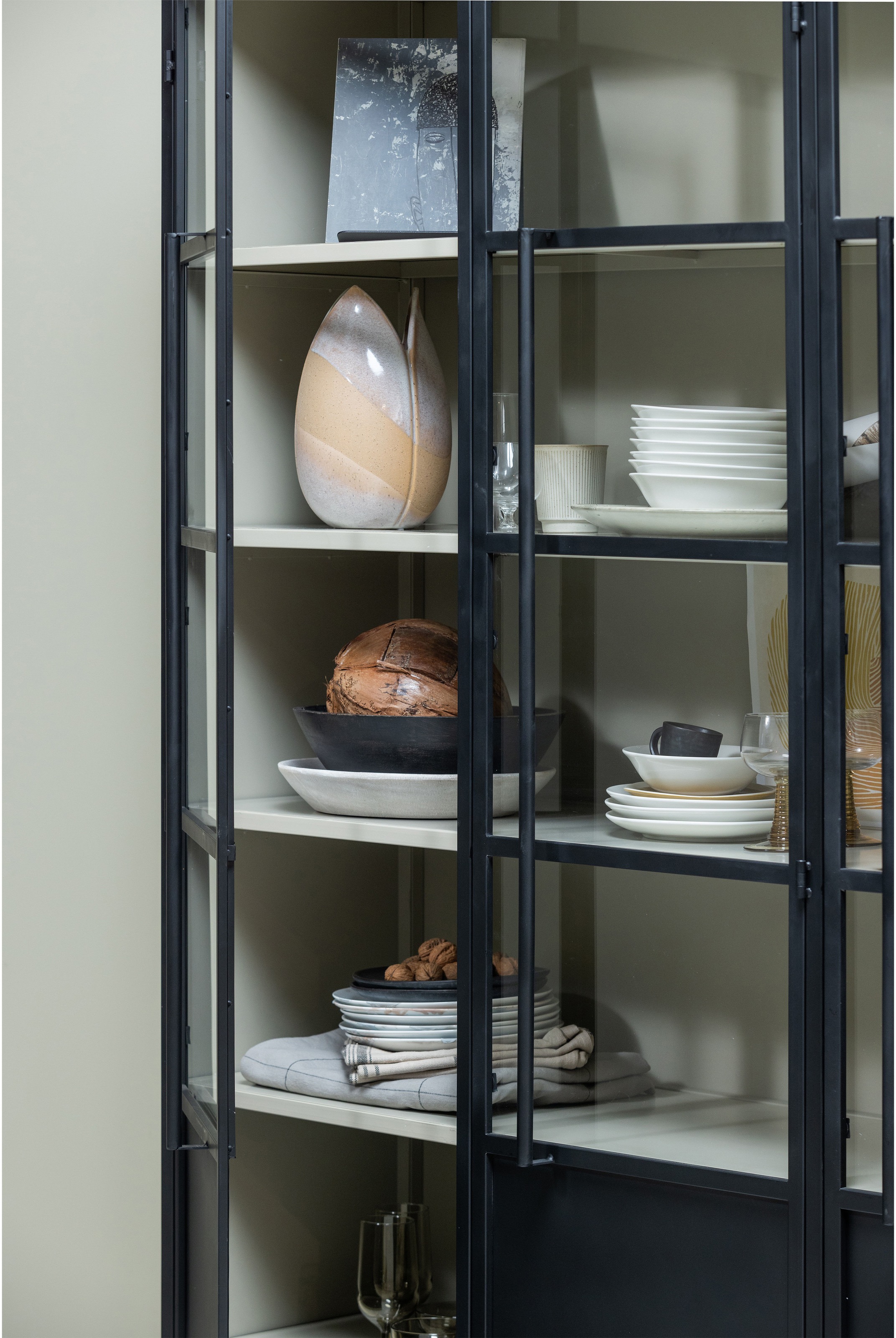 WOOOD Vitrine »EXHIBIT XL 3-TÜRIG SCHRANK METALL B/T/H: 140/44/200 cm« Ausstellungsvitrine  aus mattem Metall bietet 5 stabile Böden