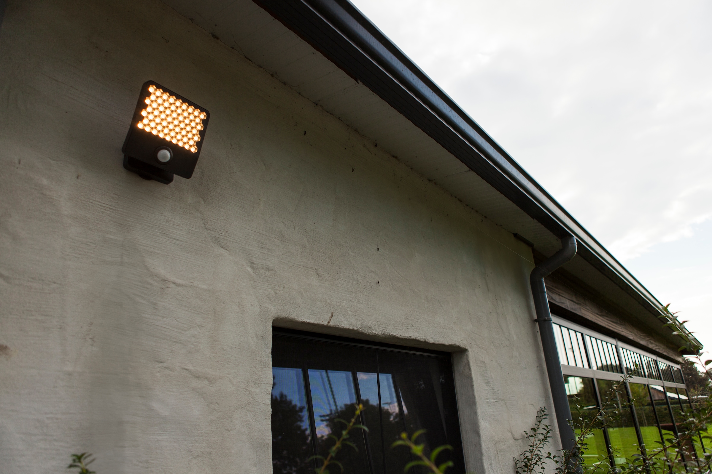 LUTEC LED Außen-Wandleuchte »LED-Aussenwandleuchte ATLANTIS medium«, 1 flammig, Leuchtmittel LED-Board | LED fest integriert, mit Sensor, schwenkbar