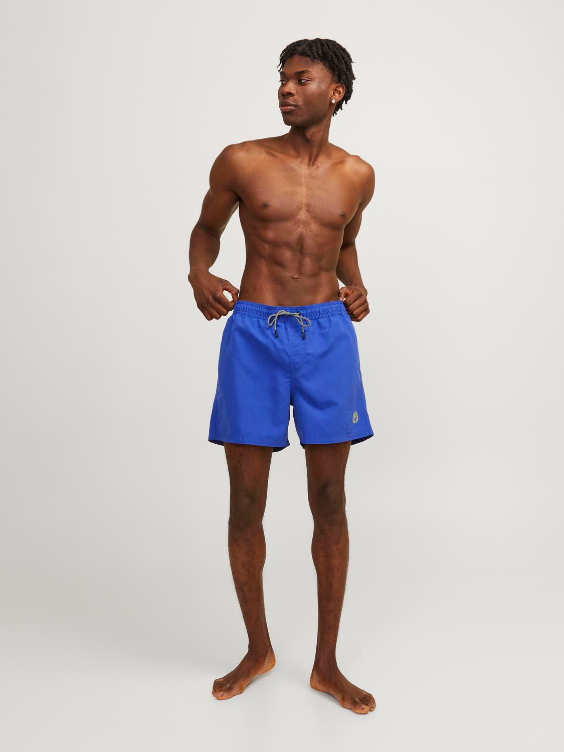 5. Bild von Jack & Jones Badeshorts »JPSTFIJI JJSWIM SOLID SN LY«, schmal geschnittene Schwimm-Shorts für den Strand aus recyceltem Garn