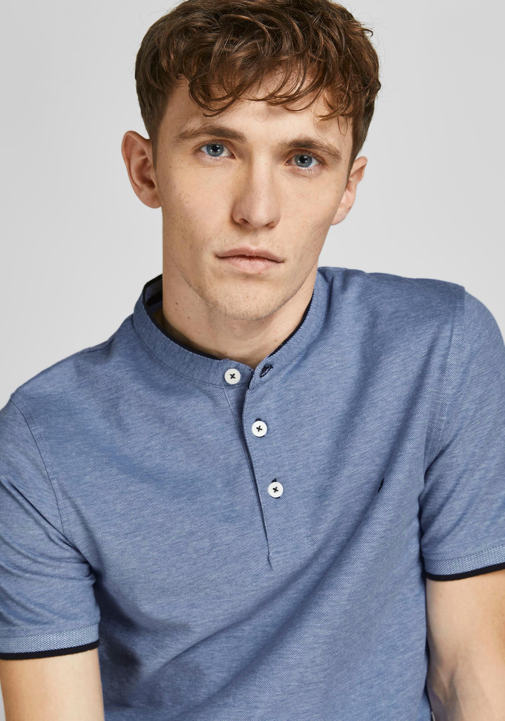 Jack & Jones Kurzarmshirt »PAULOS MAO POLO«, mit kontrastfarbiger Kante am schmalen Stehkragen und am Ärmelsaum