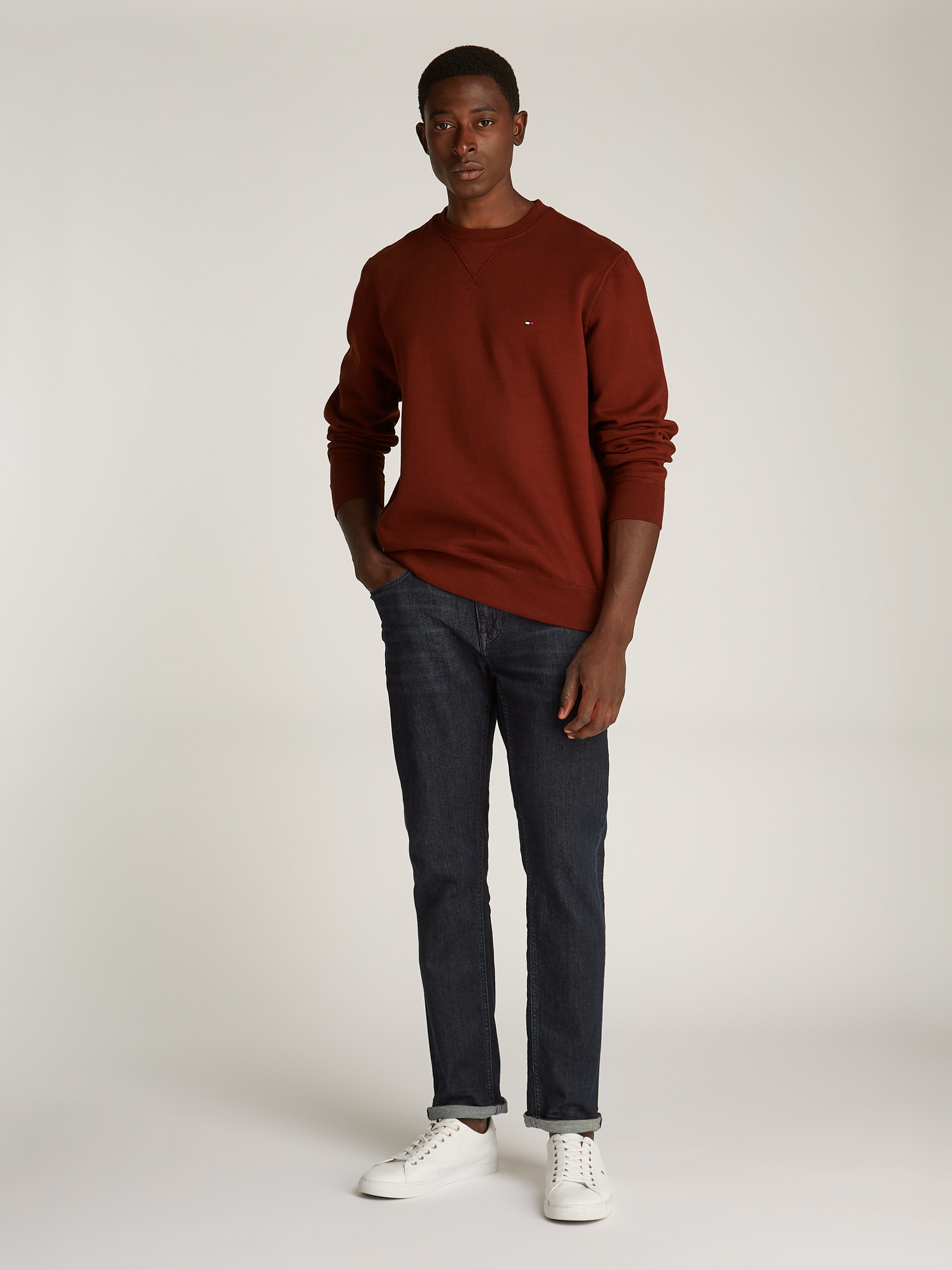 Tommy Hilfiger Sweatshirt »ESS SEASONAL FLEECE CREWNECK mit Rundhals und Stickerei« unifarben, casual, regular fit, Baumwollmix, Rundhals