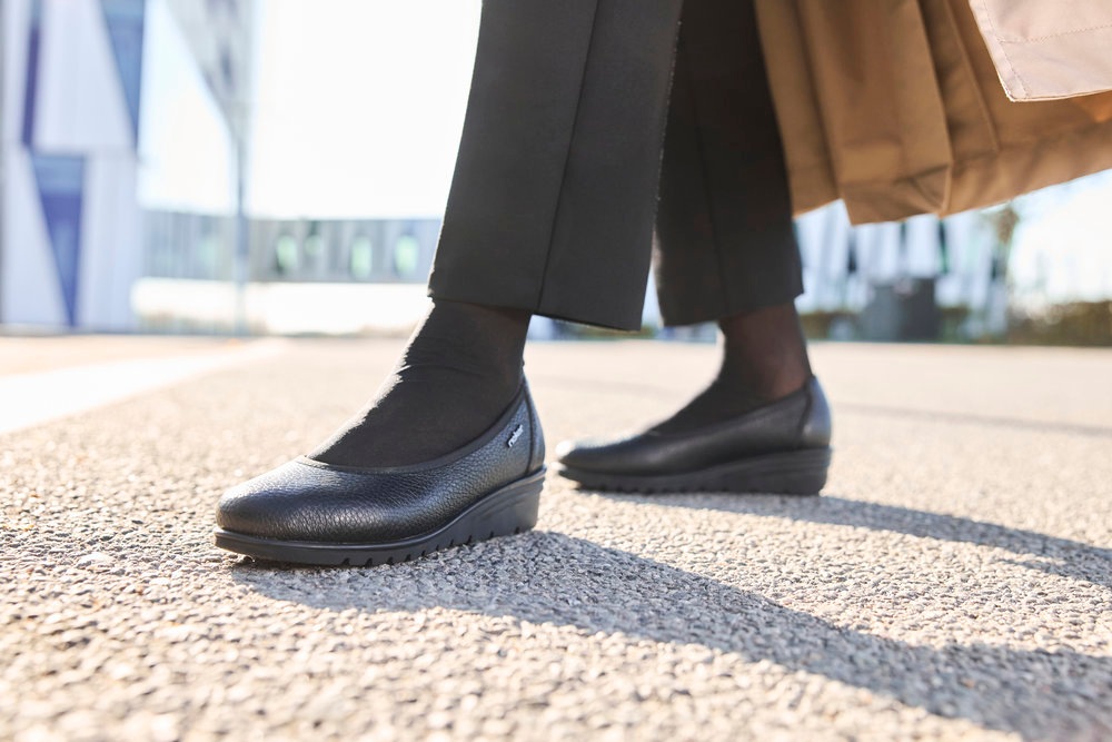Rieker Keilpumps, Ballerina, Schlupfschuh, Slipper mit leichter Struktur im Obermaterial