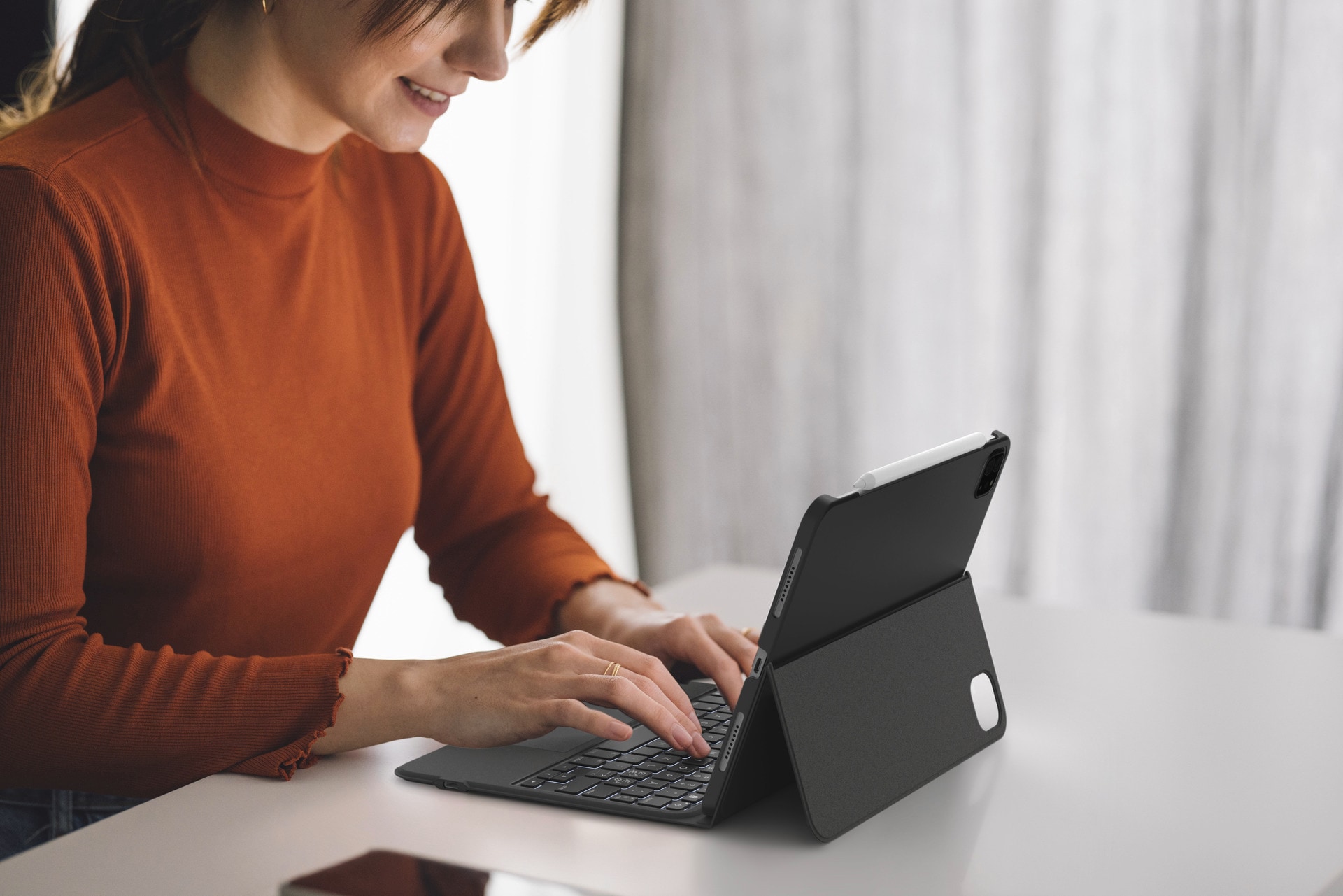 Belkin iPad-Tastatur »Connect Everyday Tastatur mit Hülle und Halter für iPad 10. Gen«, (Touchpad)