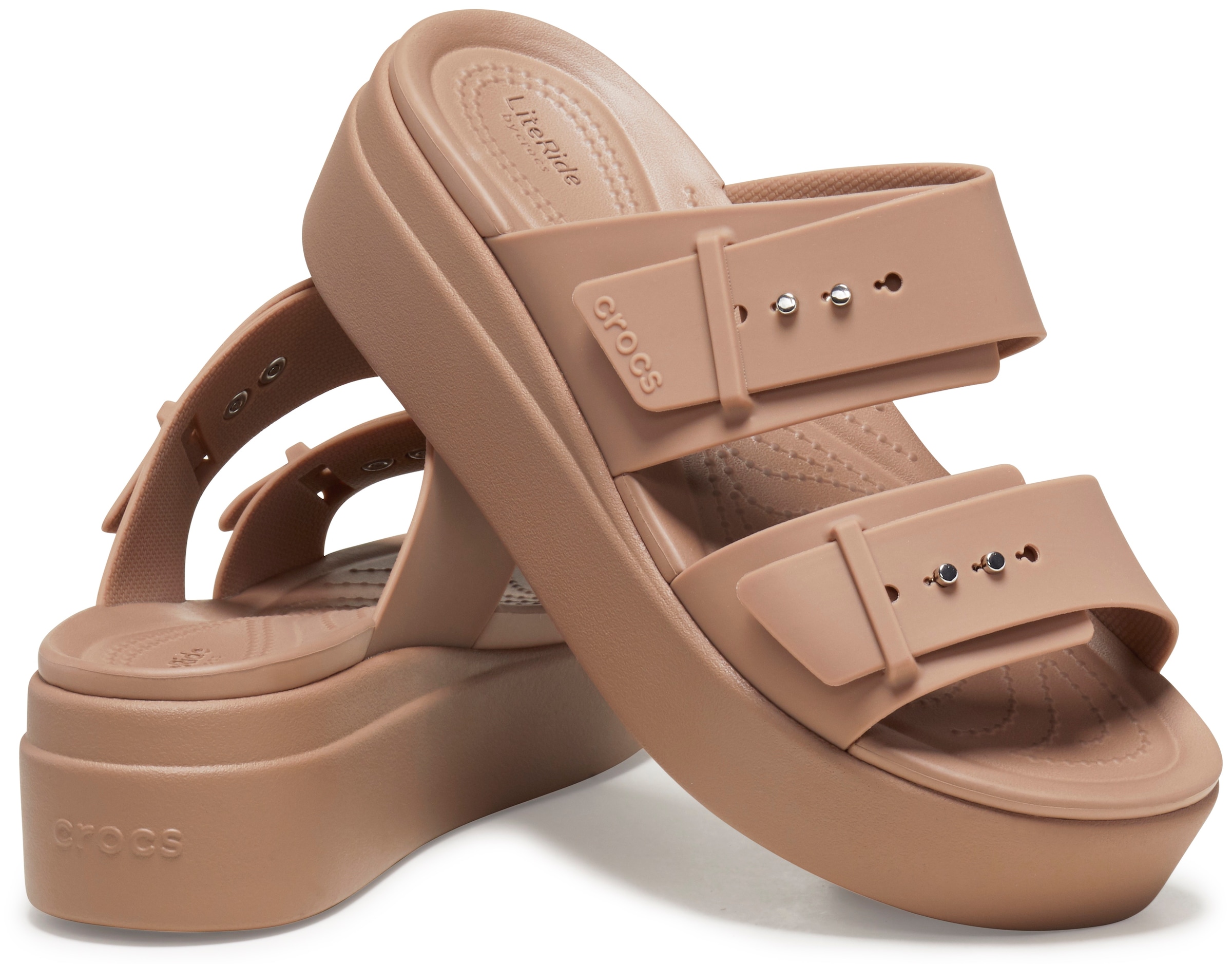 Crocs Pantolette »Brooklyn Low Wedge«, Plateau, Sommerschuh, Schlappen mit Schnallenverschluss