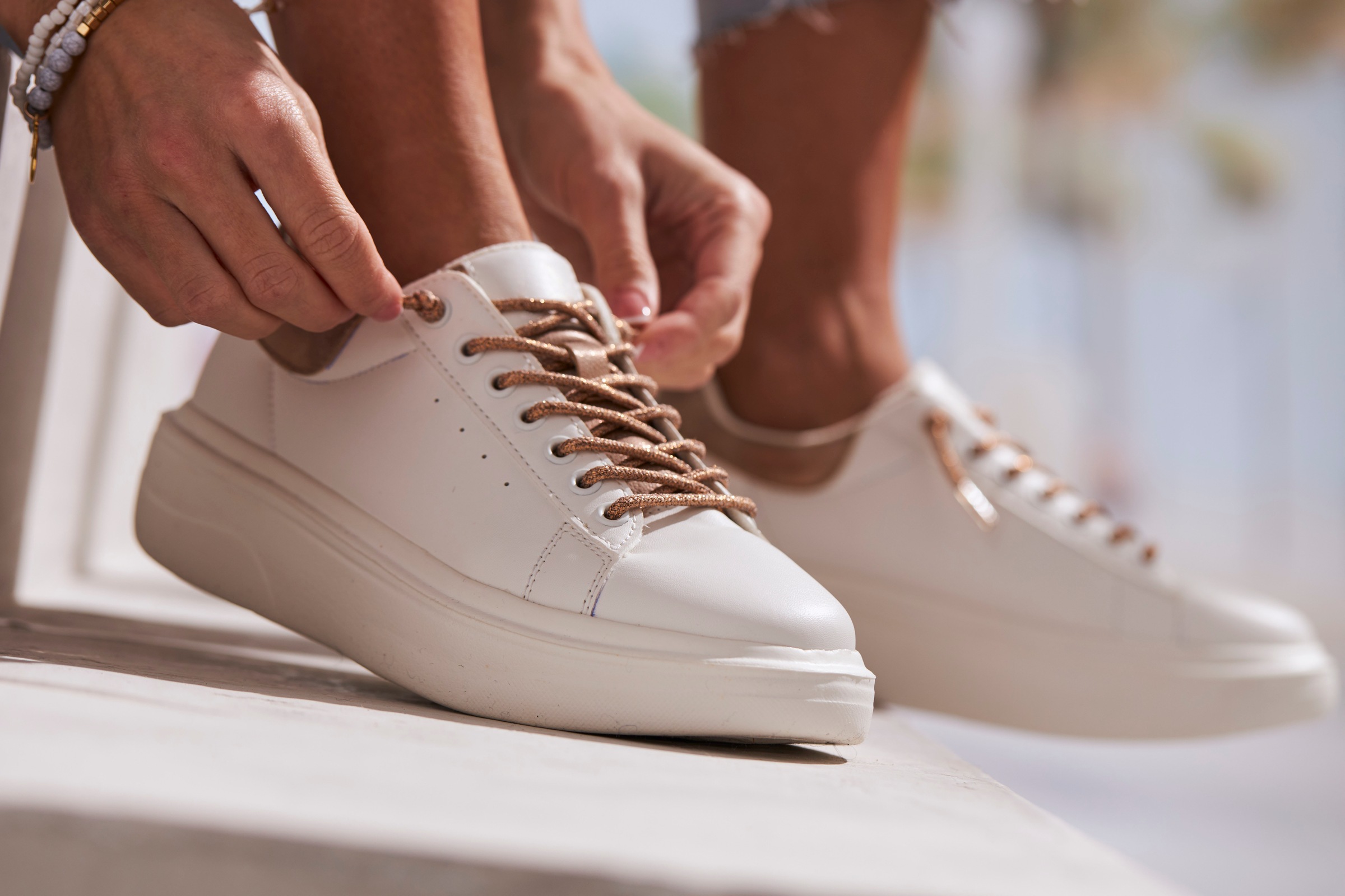 LASCANA Sneaker »Freizeitschuhe,«, mit Metallicdetails und elastischen Schnürbändern VEGAN