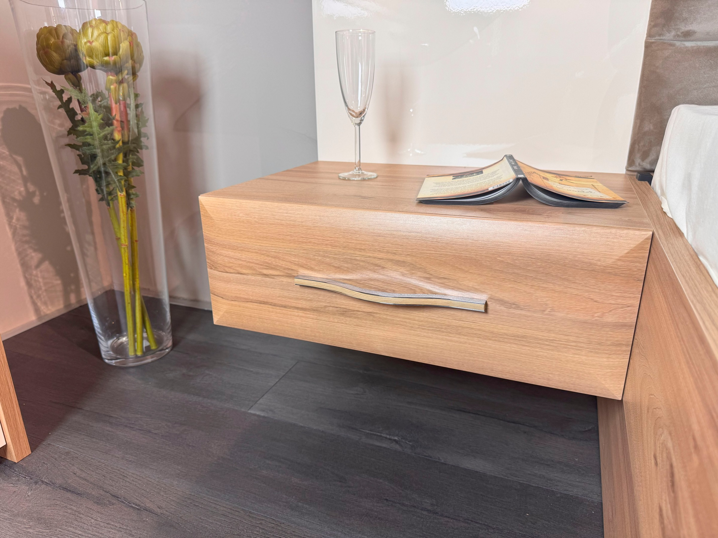 Home affaire Nachtkonsole »Gala, beige hochglänzend UV lackiert und melaminbeschichtet, kratzfest«, (Schublade mit Soft-Close-Funktion, 56x47x100cm (BxTxH), mit Beleuchtung,wahlweise rechte oder linke Bedienung,FSC-zertifiziert