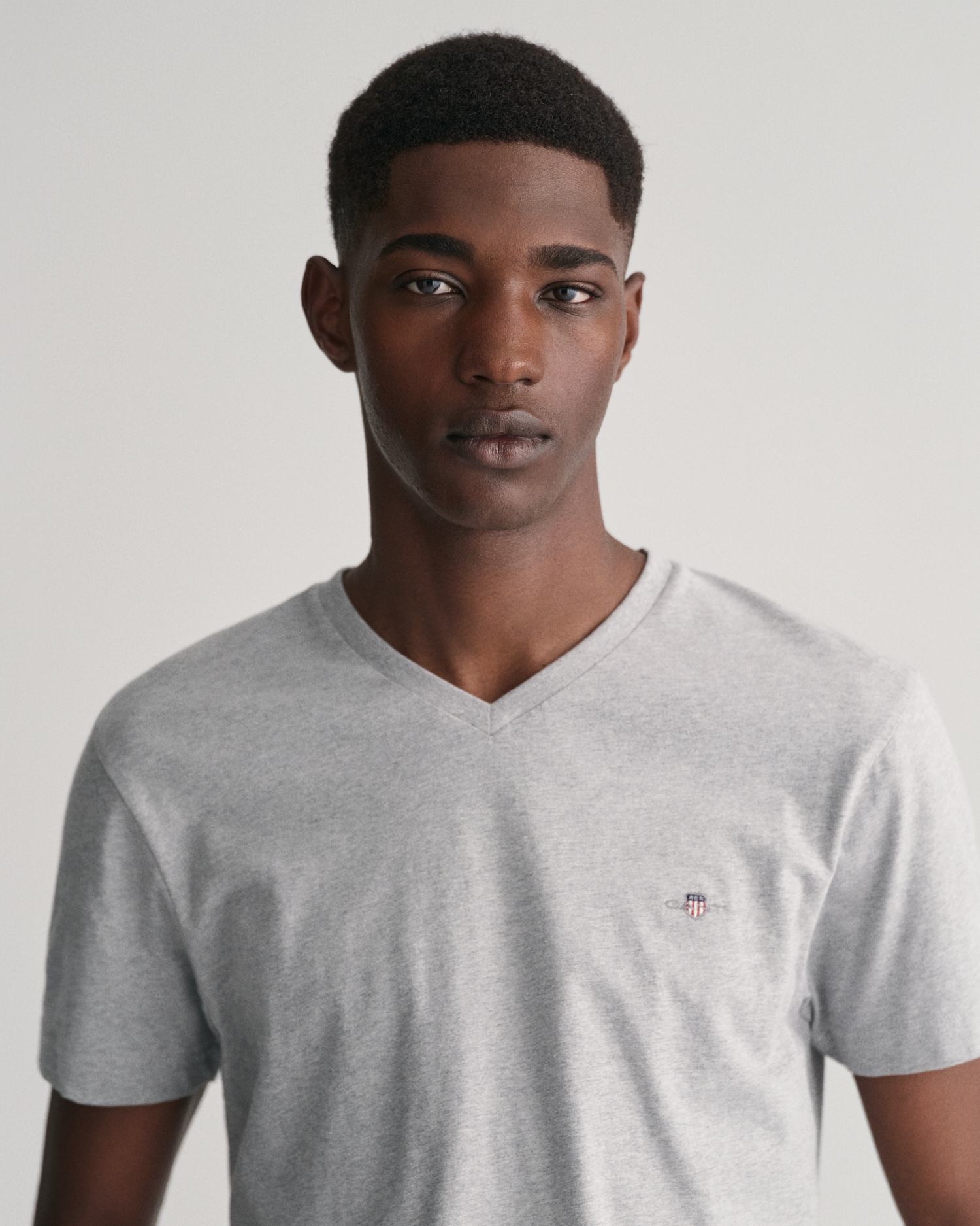 Gant T-Shirt auf T-SHIRT«, Logostickerei V-NECK online SHIELD »SLIM mit der Brust kleinen bestellen einer