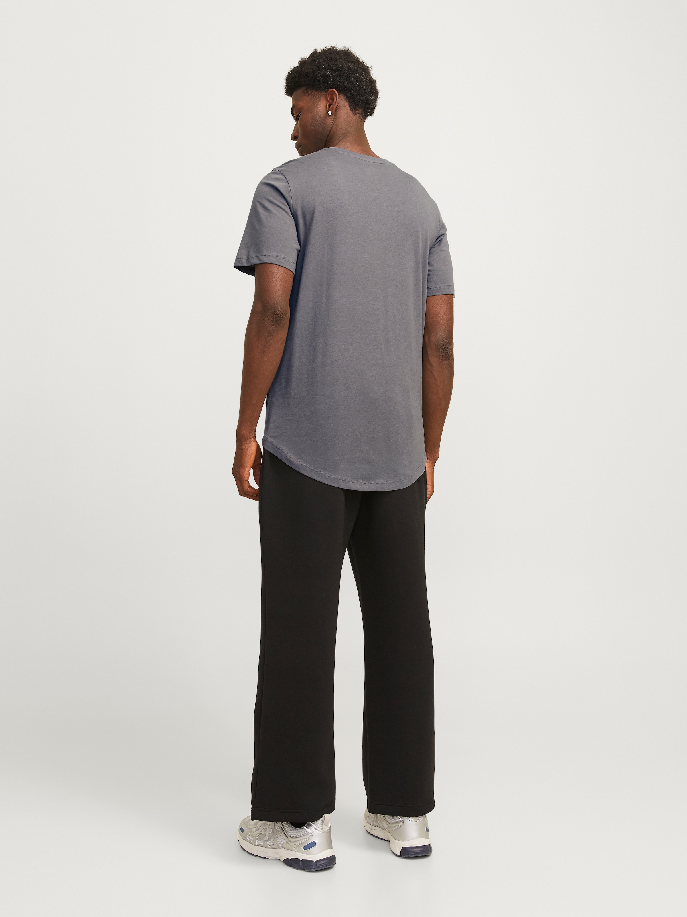 Jack & Jones Rundhalsshirt »JJENOA TEE SS CREW NECK NOOS«, mit abgerundetem Saum