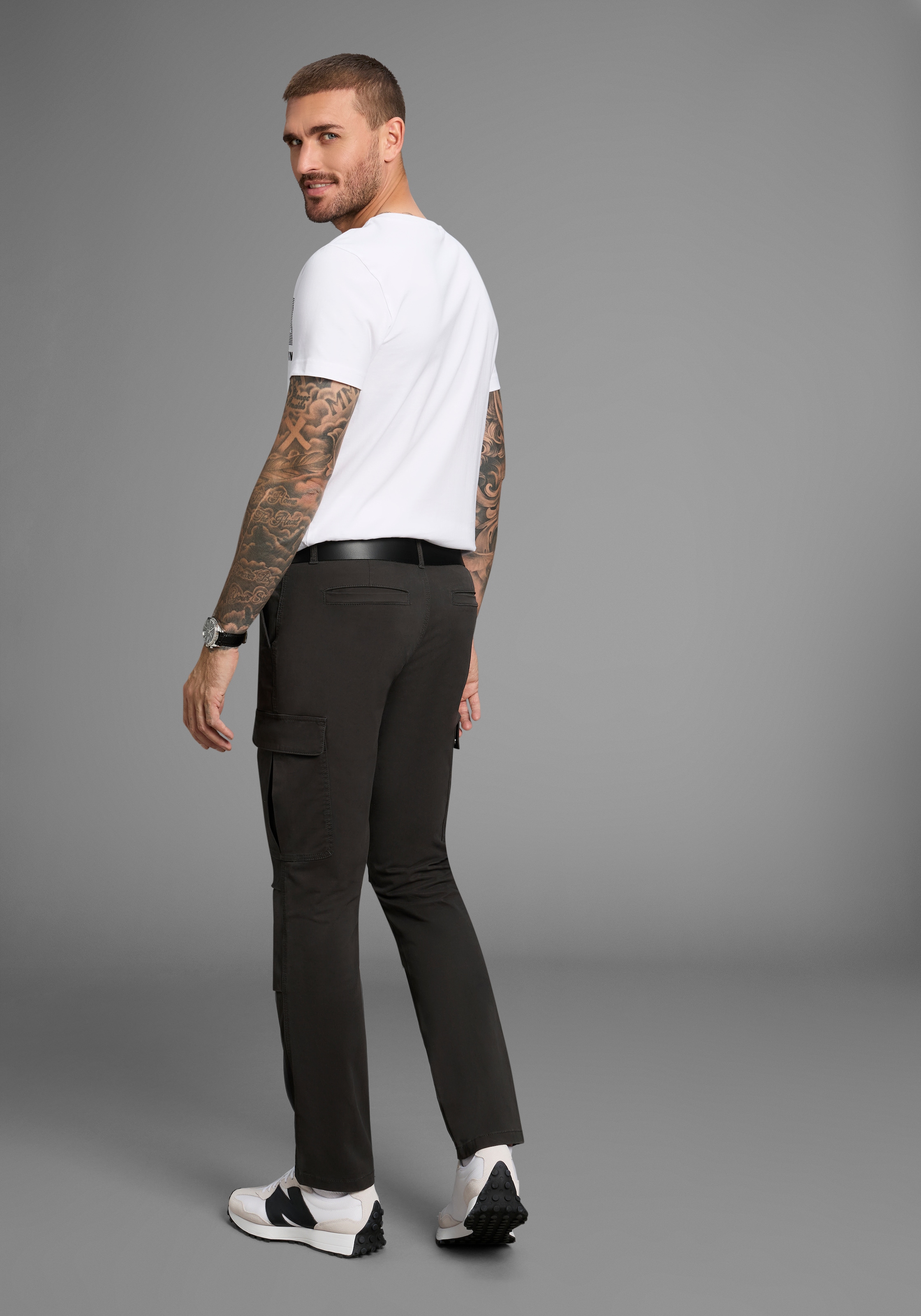 Bruno Banani Cargohose, moderne Passform, eng anliegende Cargotaschen