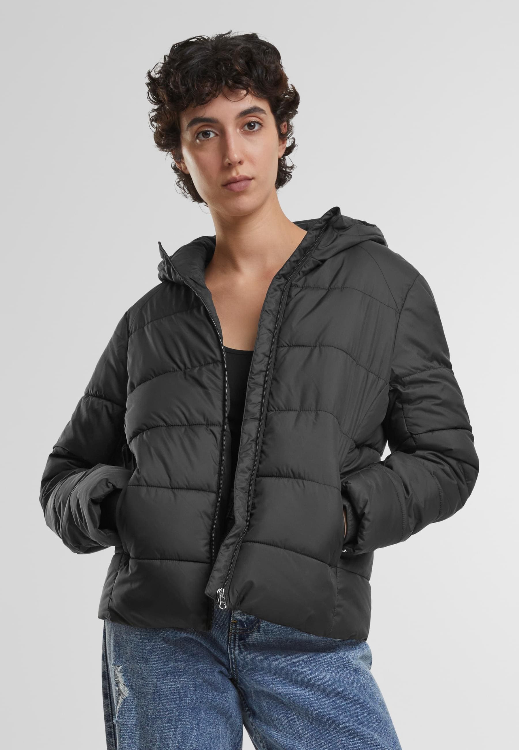 URBAN CLASSICS Winterjacke »Urban Classics Ladies Short Puffer Jacket With Hood« 1 Stk. tlg. mit Kapuze