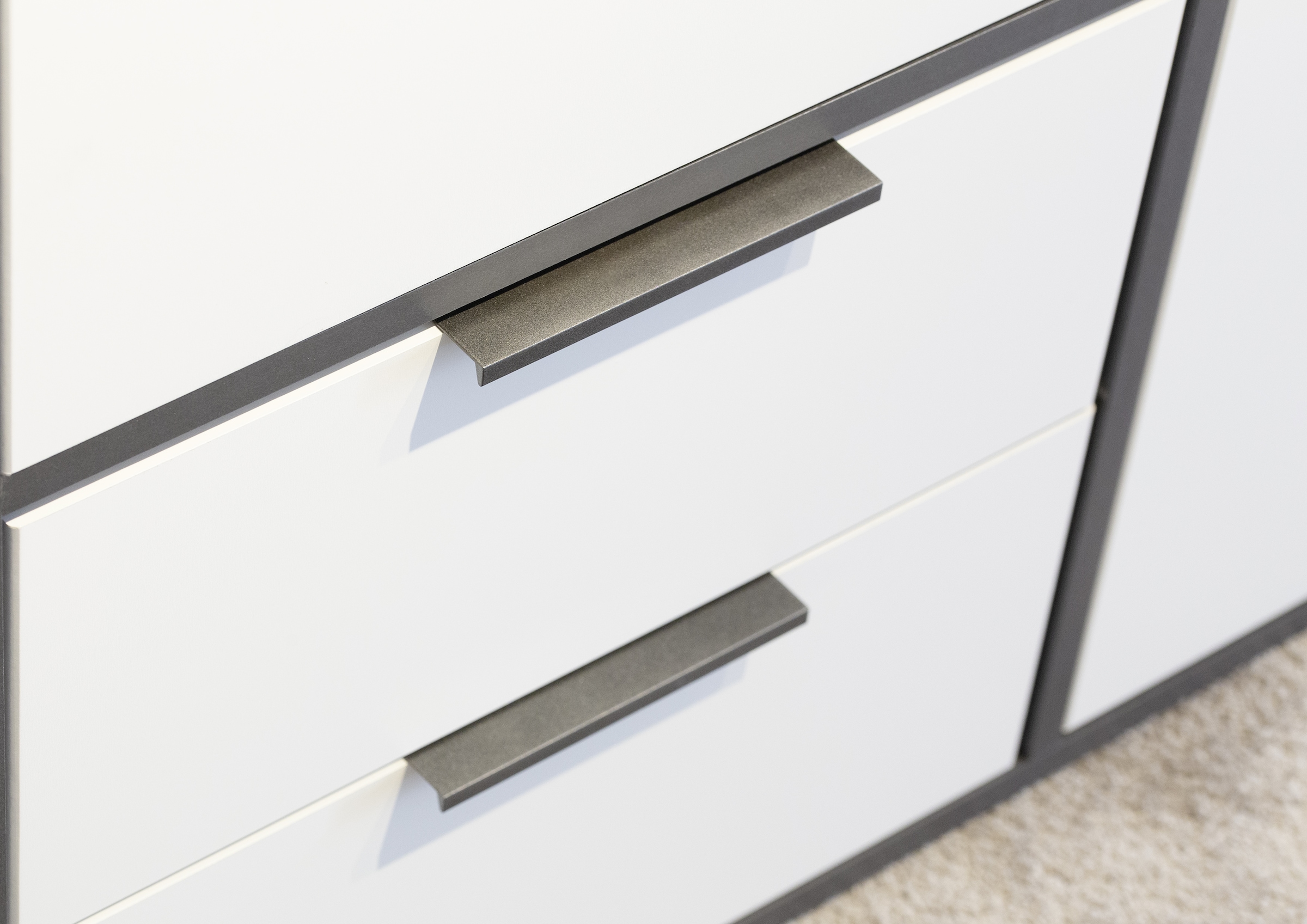 rauch Drehtürenschrank »Kleiderschrank Schrank Garderobe Wäscheschrank NAGATA mit Spiegel«, (in 3 verschiedenen Ausstattungen BASIC/CLASSIC/PREMIUM), und Schubladen sowie Stangengriffen TOPSELLER MADE IN GERMANY