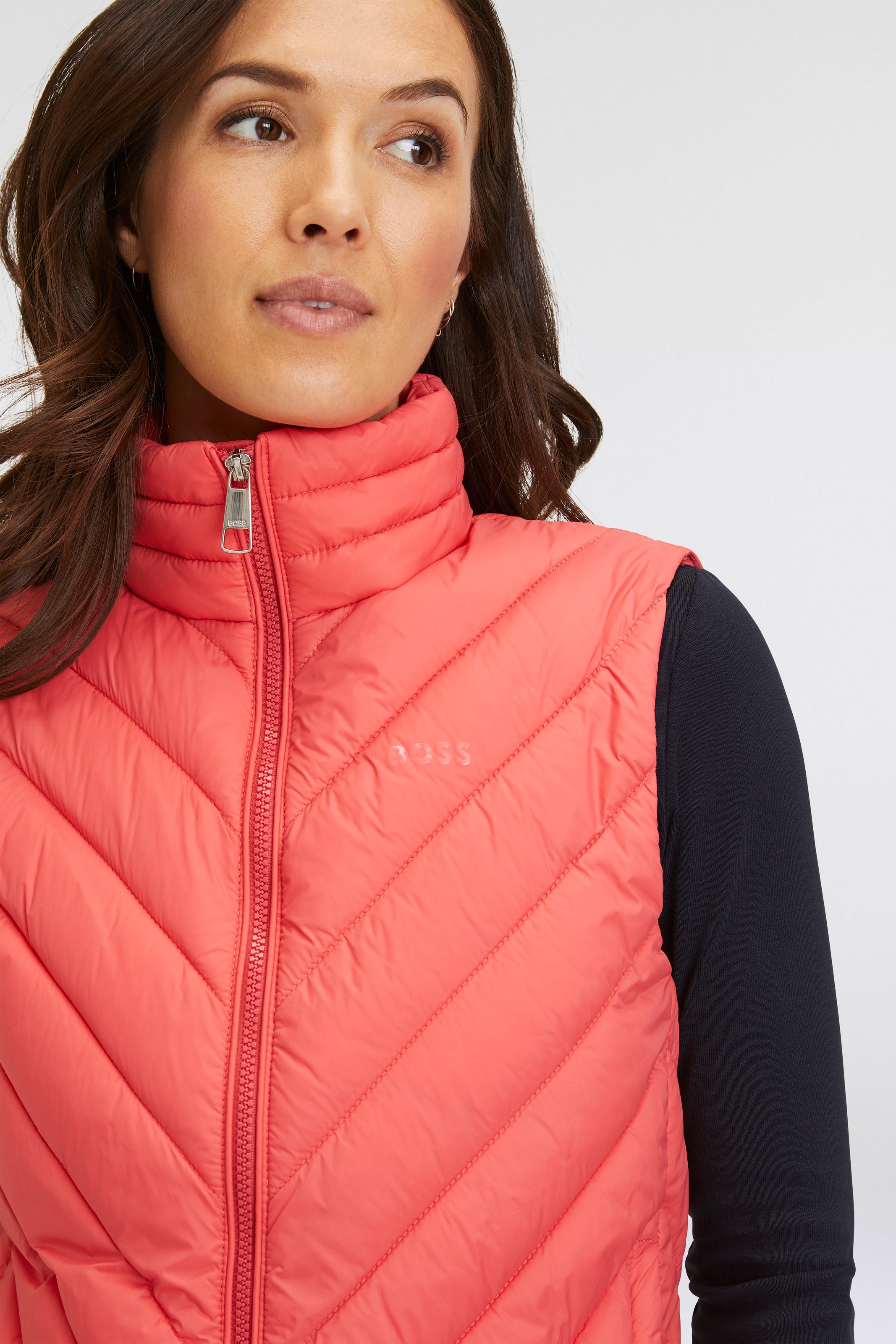 BOSS ORANGE Steppweste »Marlene High Rise, High Waist Premium Damenmode«, mit dezentem Logo auf der Brust