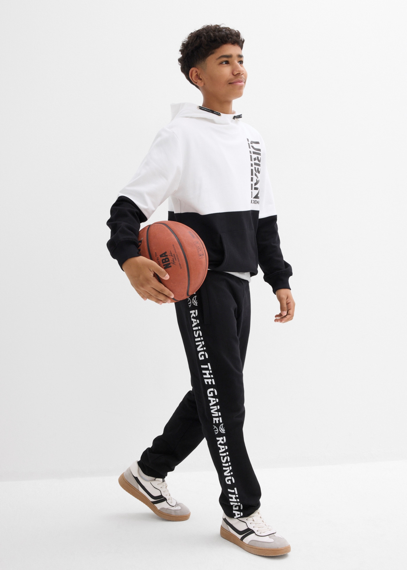 bonprix Sweathose  für Jungen, mit Schriftzug an den Seiten, Regular Fit, aus Baumwolle