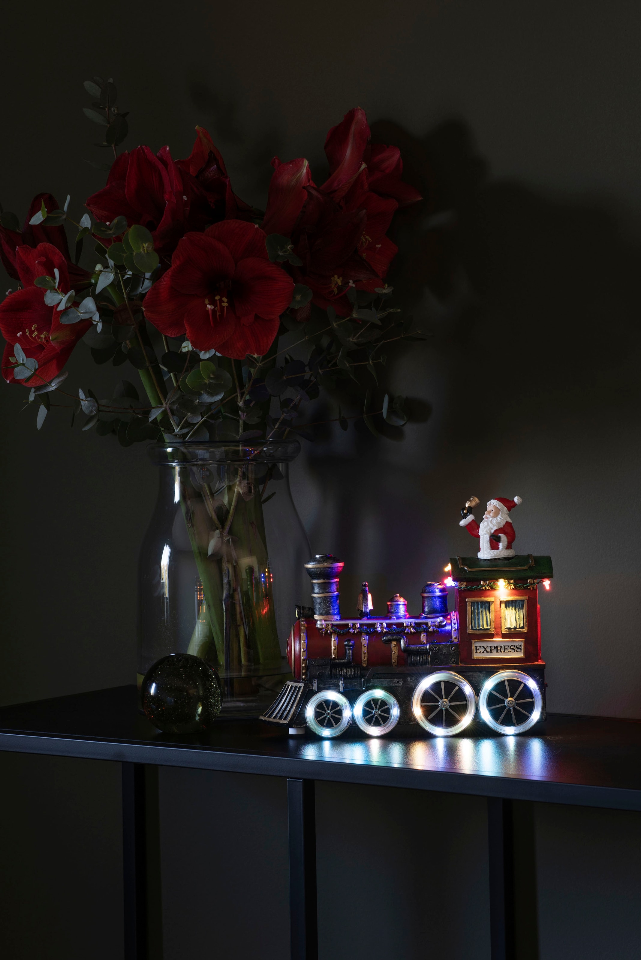 KONSTSMIDE Weihnachtsszene »Zug, mit Musik, 24 bunte Dioden, Innen«, wählbar zwischen USB oder Batteriebetrieb