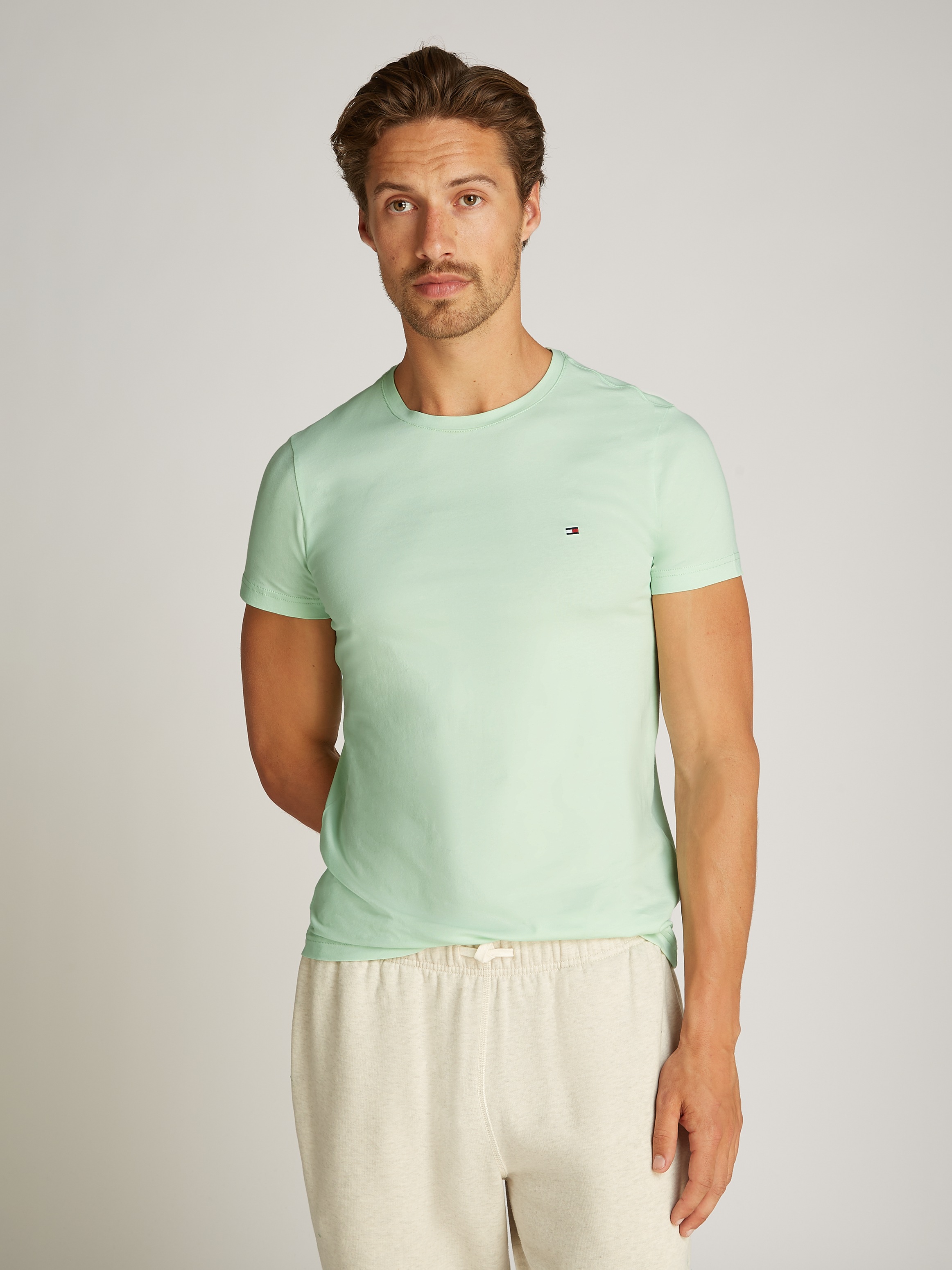 Tommy Hilfiger T-Shirt »STRETCH SLIM FIT TEE mit Rundhals und Logostickerei« unifarben, casual, slim fit, Baumwollmix, Rundhals