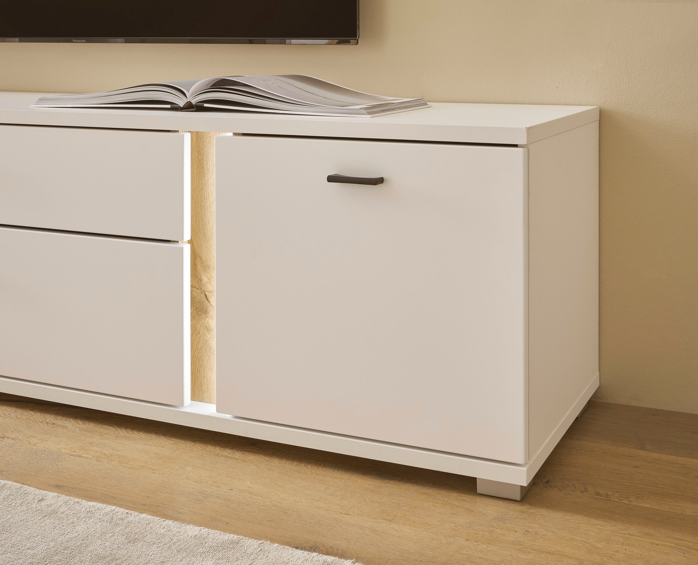 INOSIGN Wohnwand »LONG ISLAND«, (Set, 4 St.), in moderner Trendfarbe,inklusive senkrechter Beleuchtung,Breite 330 cm