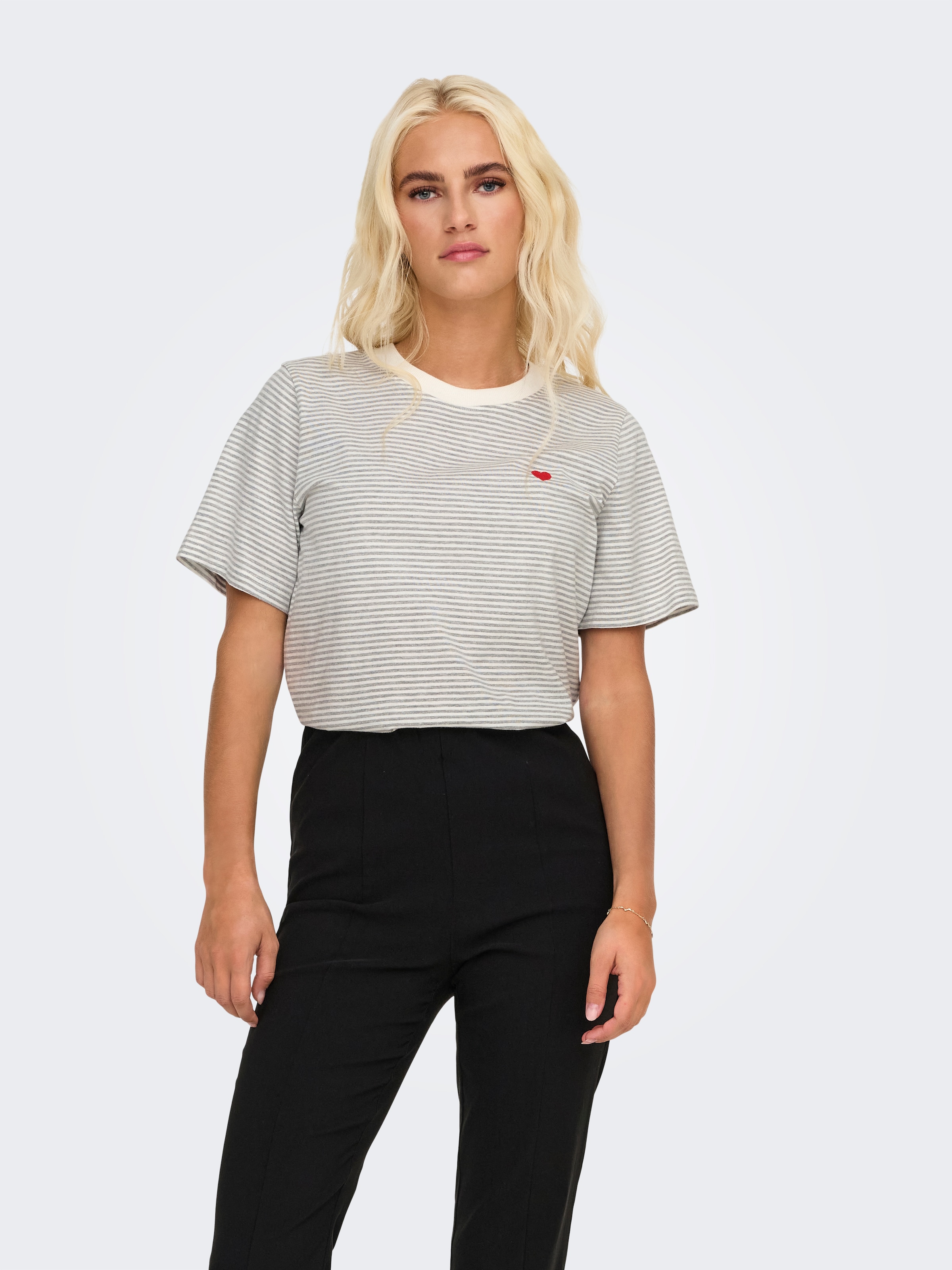 JDY Kurzarmshirt »JDYPISA S/S PRINT TOP JRS NOOS«, mit Herz Stickerei