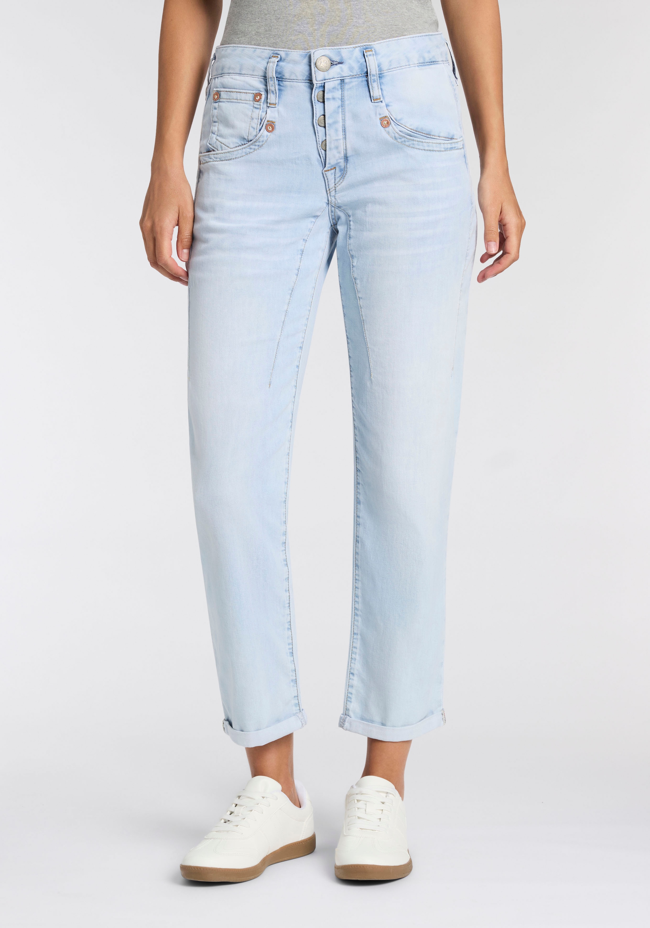 Herrlicher Boyfriend-Jeans »Shyra Tap Denim Light« im Straight Fit, mit Knopfleiste