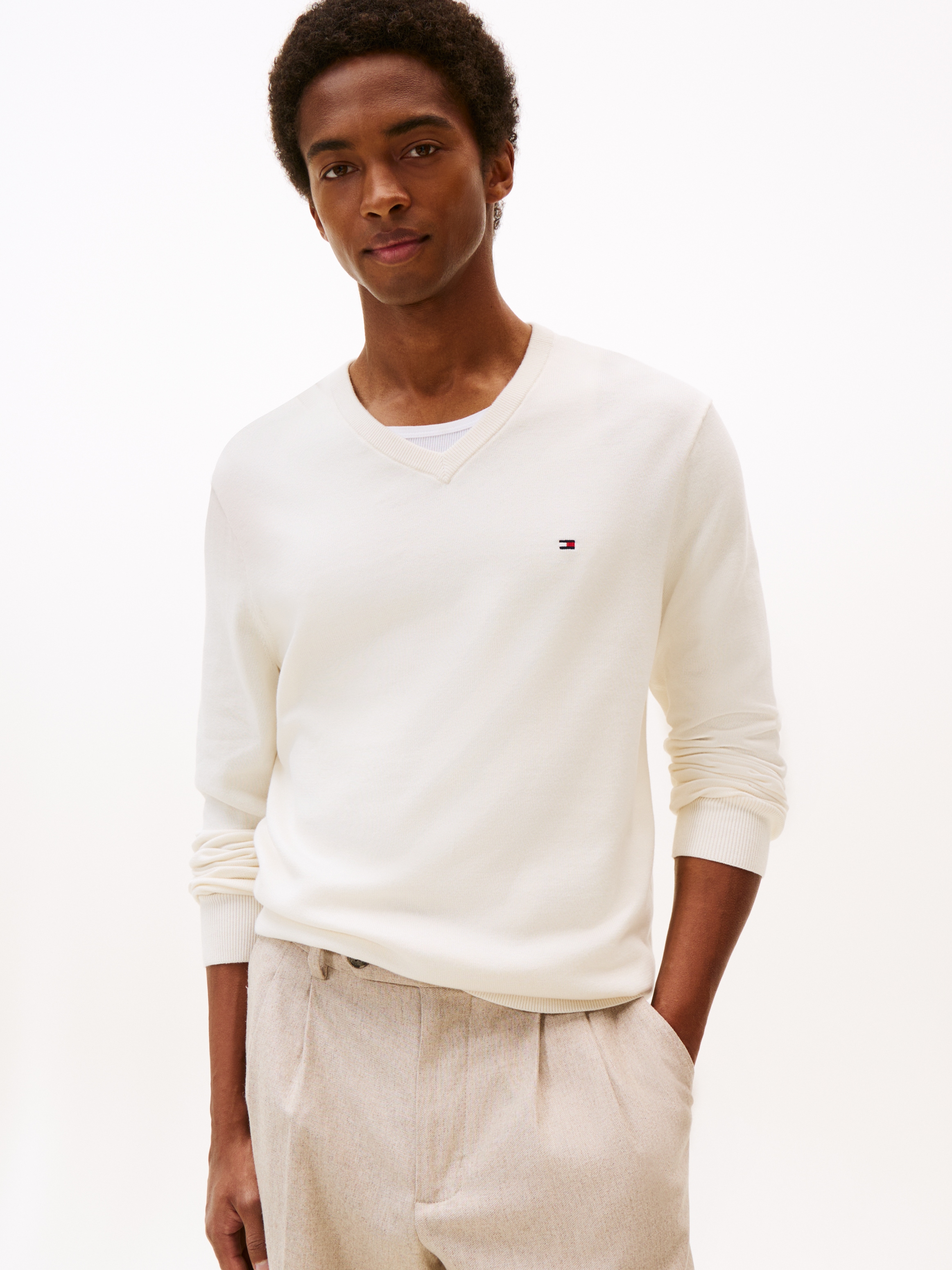 Tommy Hilfiger Strickpullover »ESSENTIAL COTTON V NECK mit V-Ausschnitt und Stickerei« unifarben, casual, regular fit, Baumwolle, V-Ausschnitt