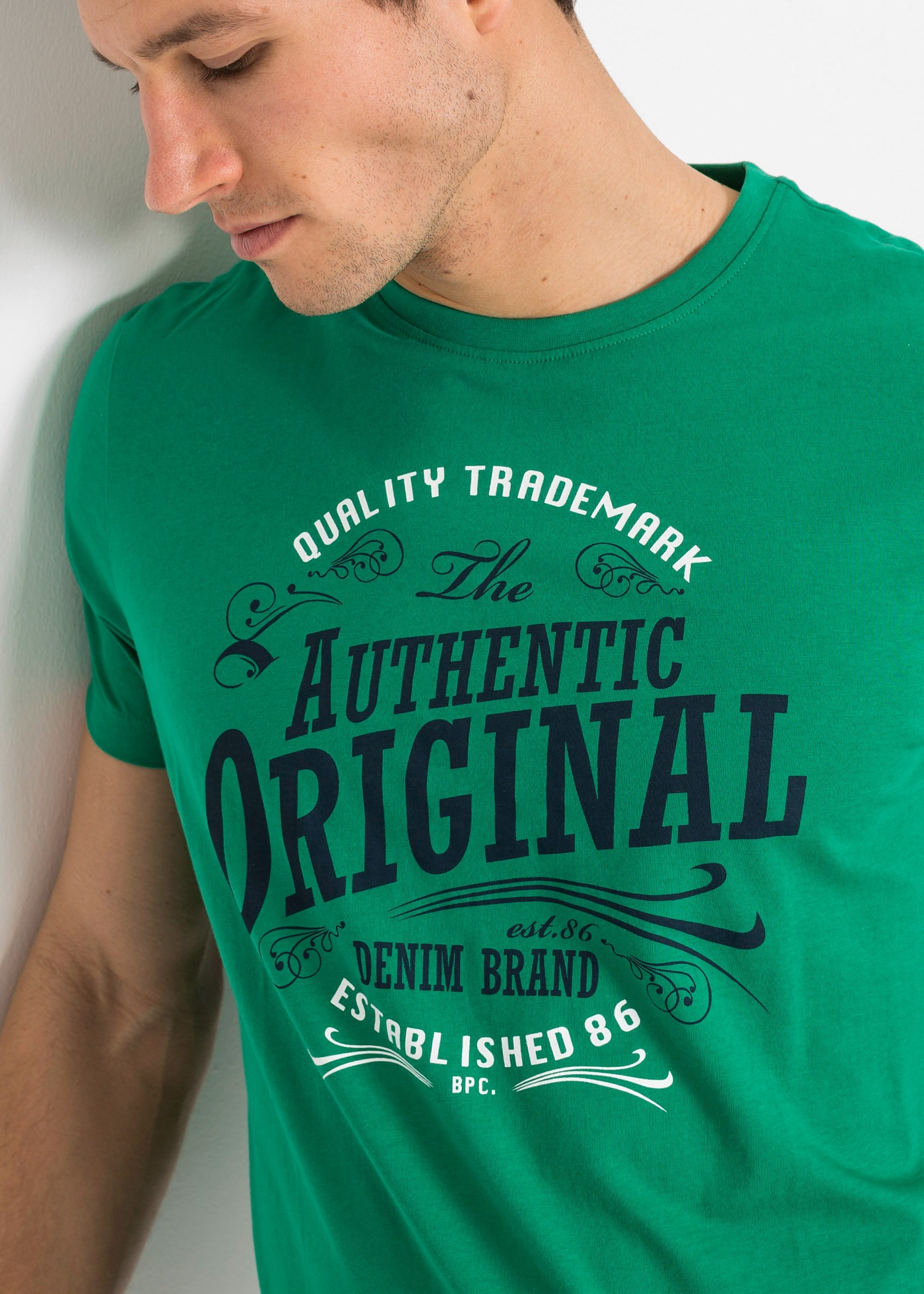 bonprix T-Shirt Packung, 2 Stk. Regular Fit, Kurzarm-Design, aus Baumwolle, mit Brustdruck