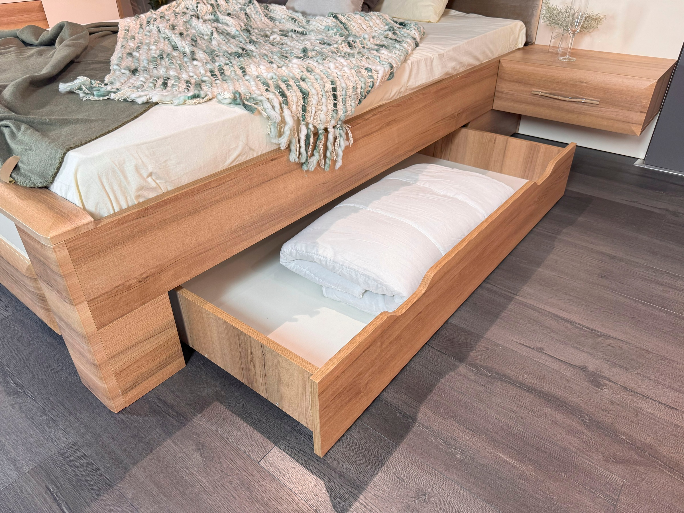 Home affaire Bettgestell »Gala, 160 oder 180x200cm Liegefläche, FSC-zertifiziert«, (optional passende Stauraumschubladen und Nachttische erhältlich), bequem gepolstertes Kopfteil, bezogen mit Samtvelours