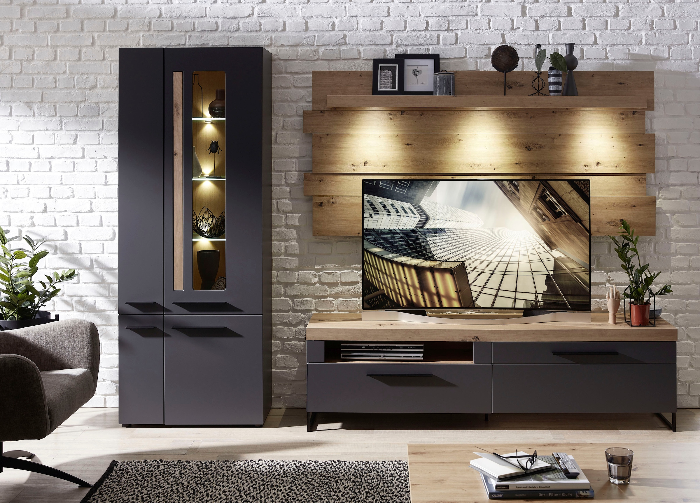 Innostyle Standvitrine »Loft Two«, mit Soft-Close-Funktion, inkl. Beleuchtung