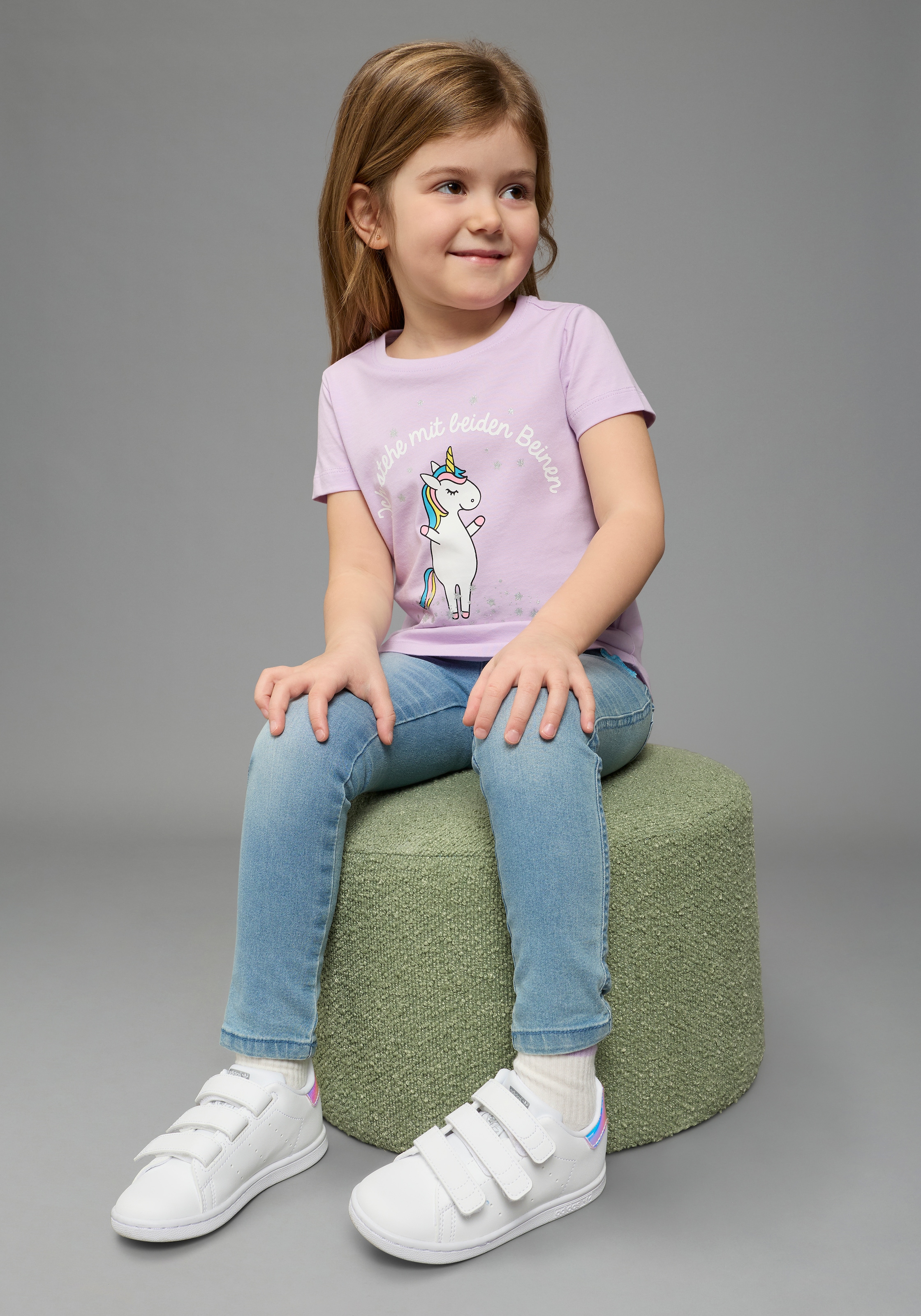KIDSWORLD T-Shirt »Mit Einhorn-Druck und Glitzereffekten« mit stylischem Einhorn-Print