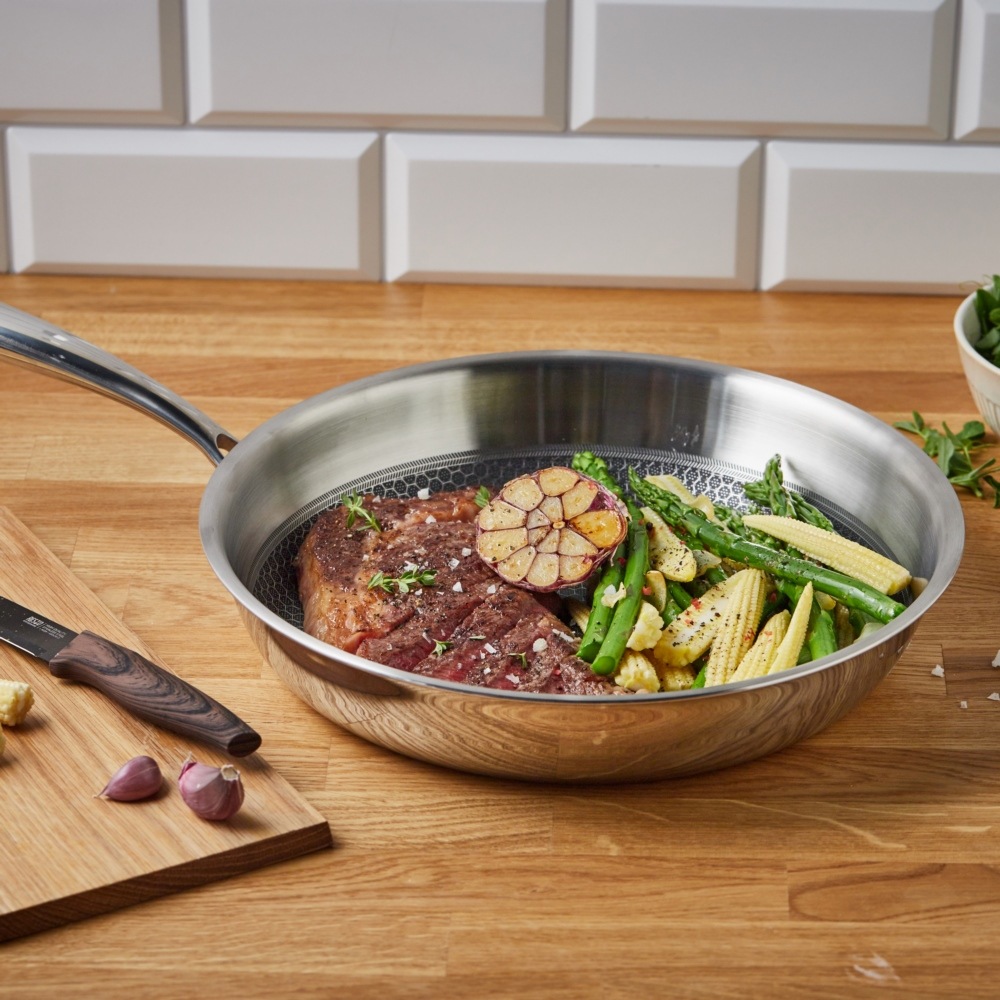 RESTO Kitchenware Bratpfanne »Achird Pfanne aus Tri-Ply (Edelstahl + Aluminium + Edelstahl) ofenfest«, Edelstahl 18/10, (1 tlg.), Die 3-schichtige Basis ermöglicht eine Energieeinsparung von 25%