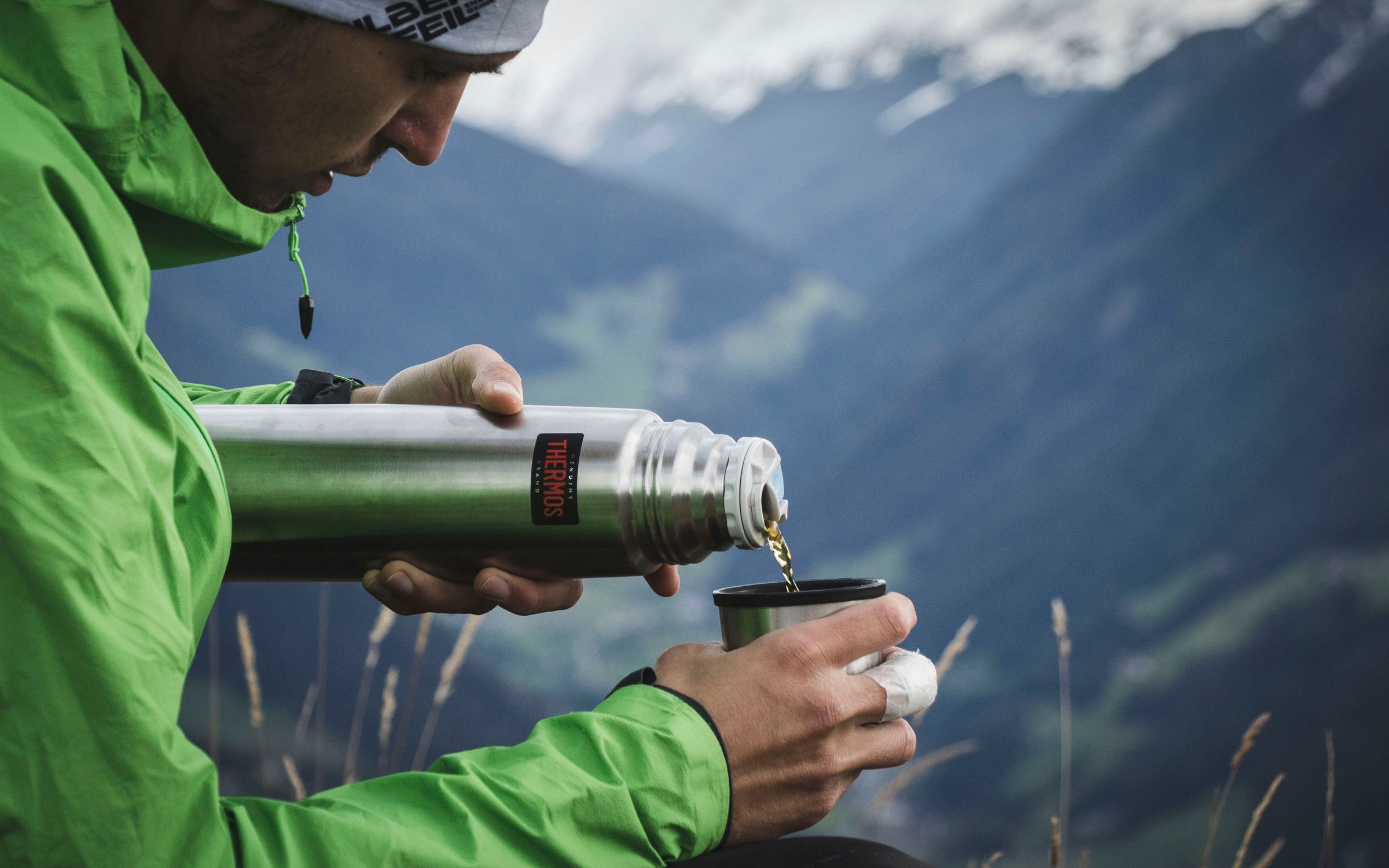 THERMOS Isolierkanne »Light & Compact«, 1 l, (1 St.), aus bruchfestem Edelstahl