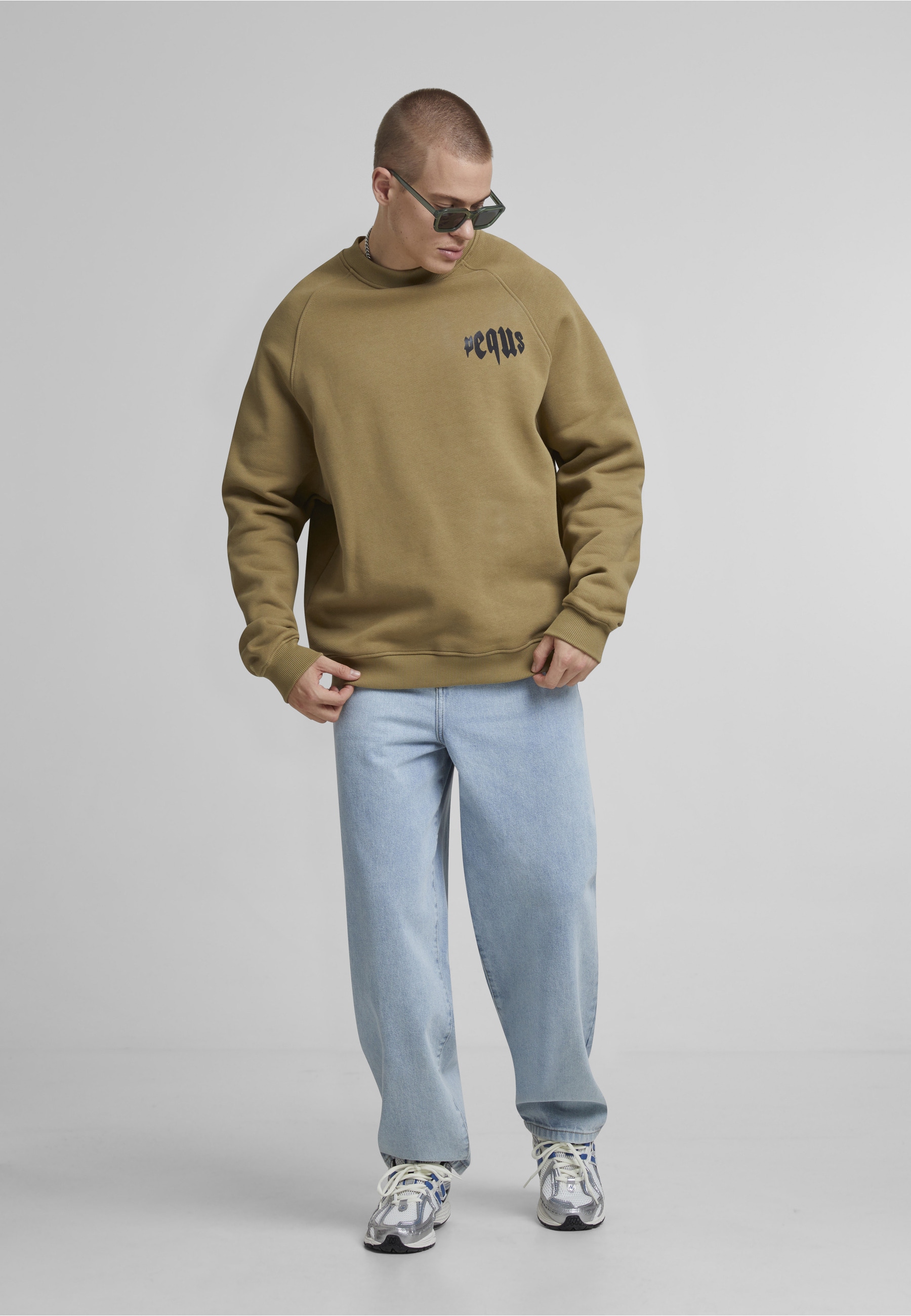 PEQUS Rundhalspullover »PEQUS PEQUS Mythic Chest Logo Sweater« 1 Stk.