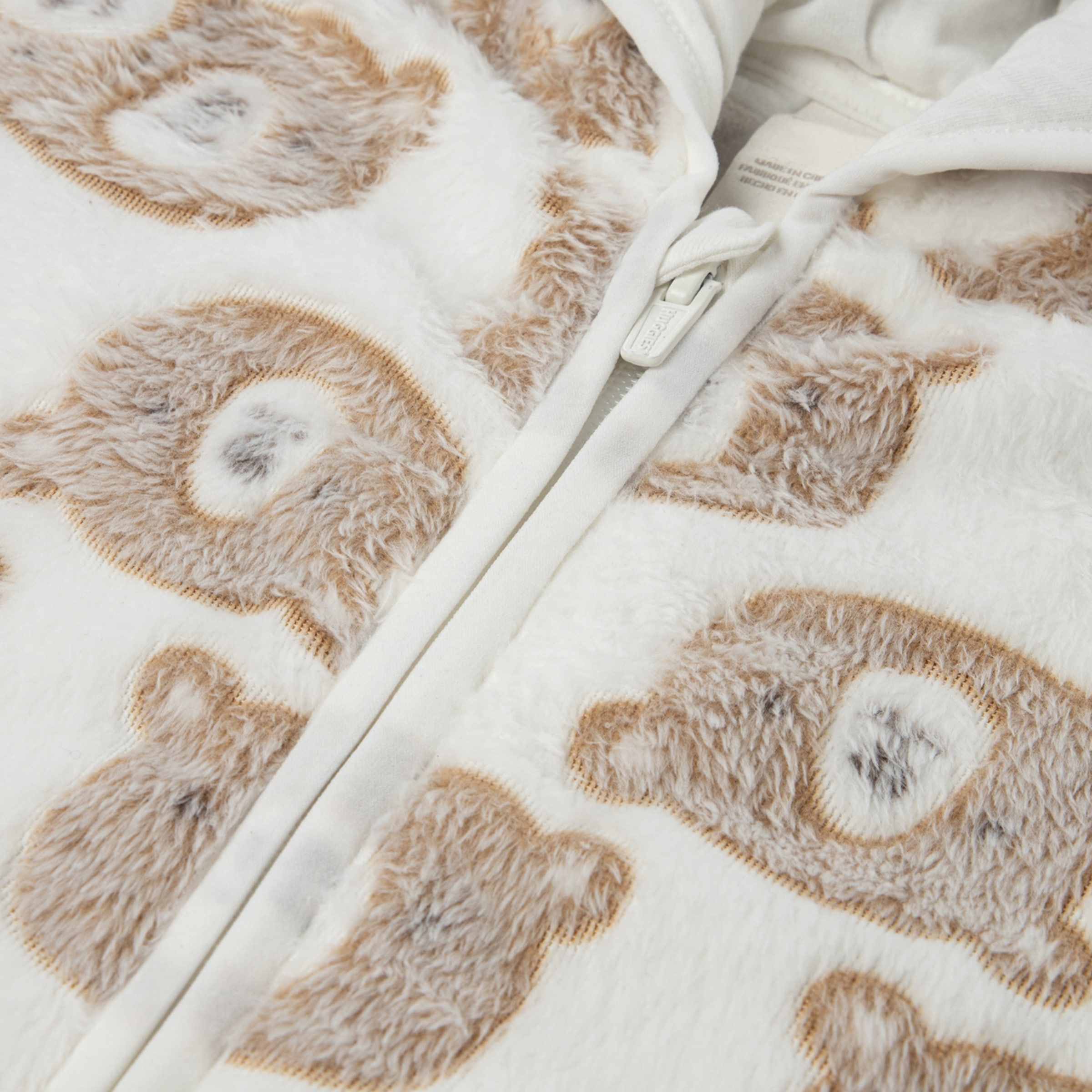 HUGGIES babywear Strampler »HUGN JACQUARD SHERPA PRAM« mit durchgehendem Reißverschluss - Teddymotiv / mit Kapuze