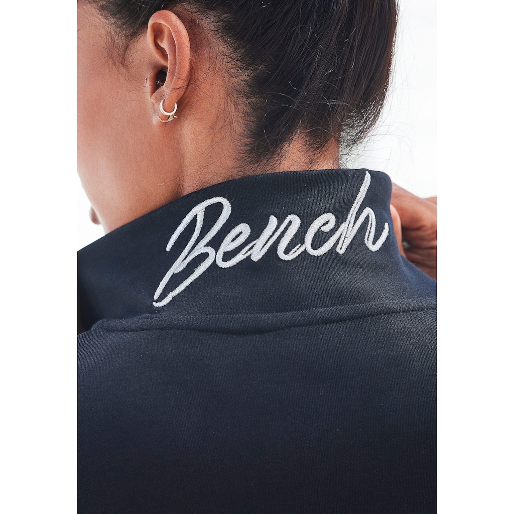 Bench. Loungewear Sweatjacke, mit glänzender Logostickerei am Stehkragen, Loungeanzug