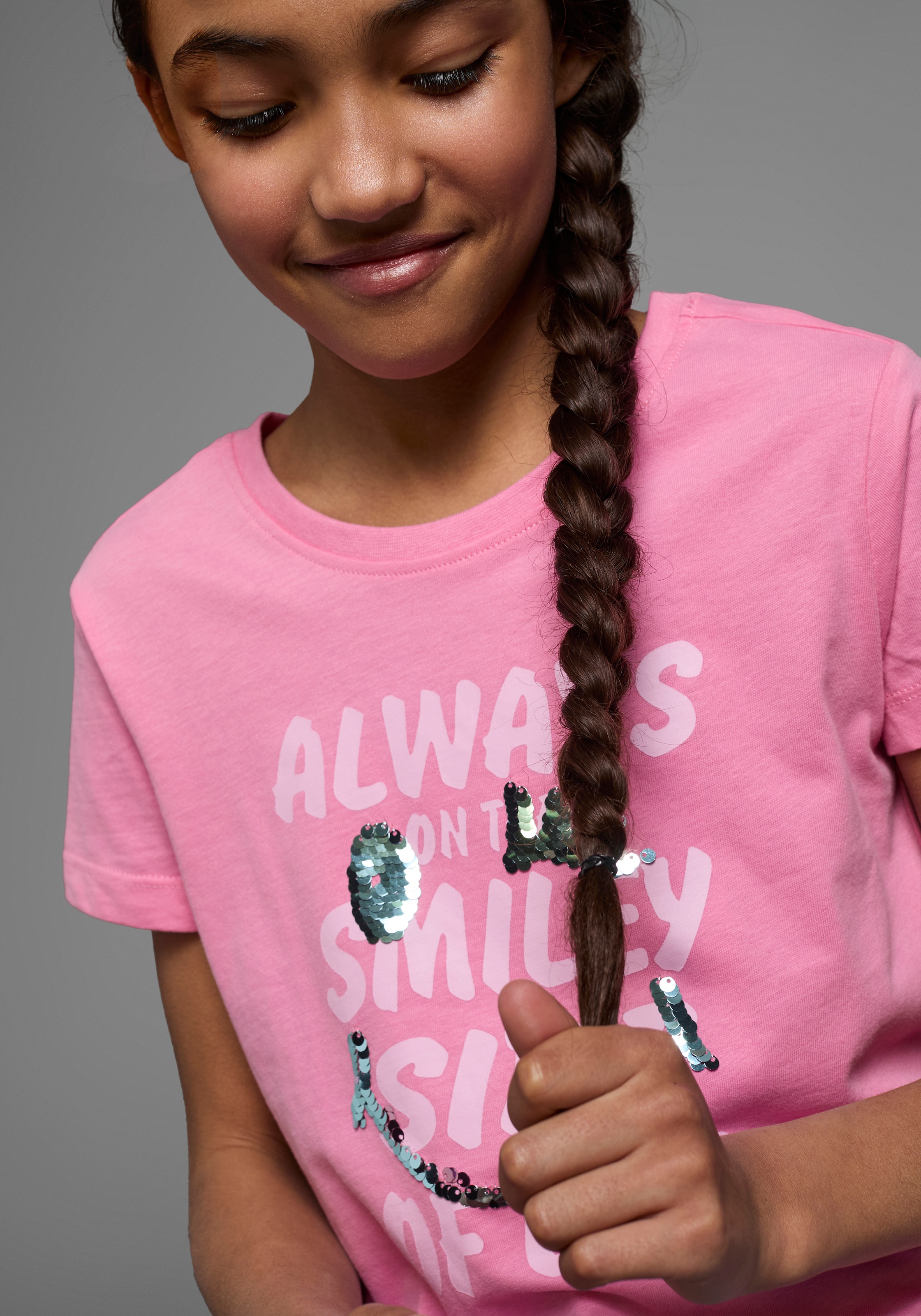 KIDSWORLD T-Shirt »mit Wendepailletten«, Kurzarm, Basic-Passform, mit Pailletten, bedruckt