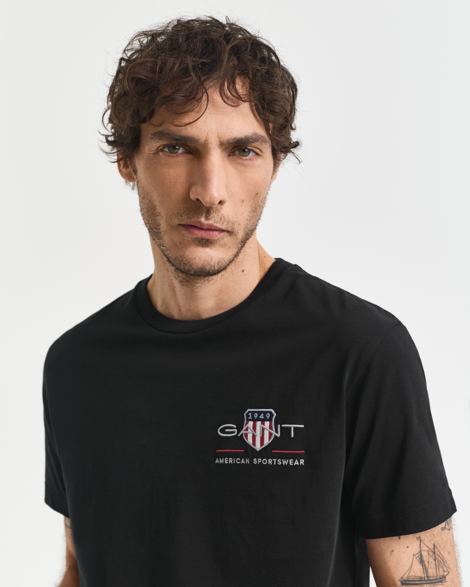 Gant T-Shirt »REG ARCHIVE SHIELD EMB SS T-SHIRT« von dem Archiv aus den 1980er-Jahren inspiriert