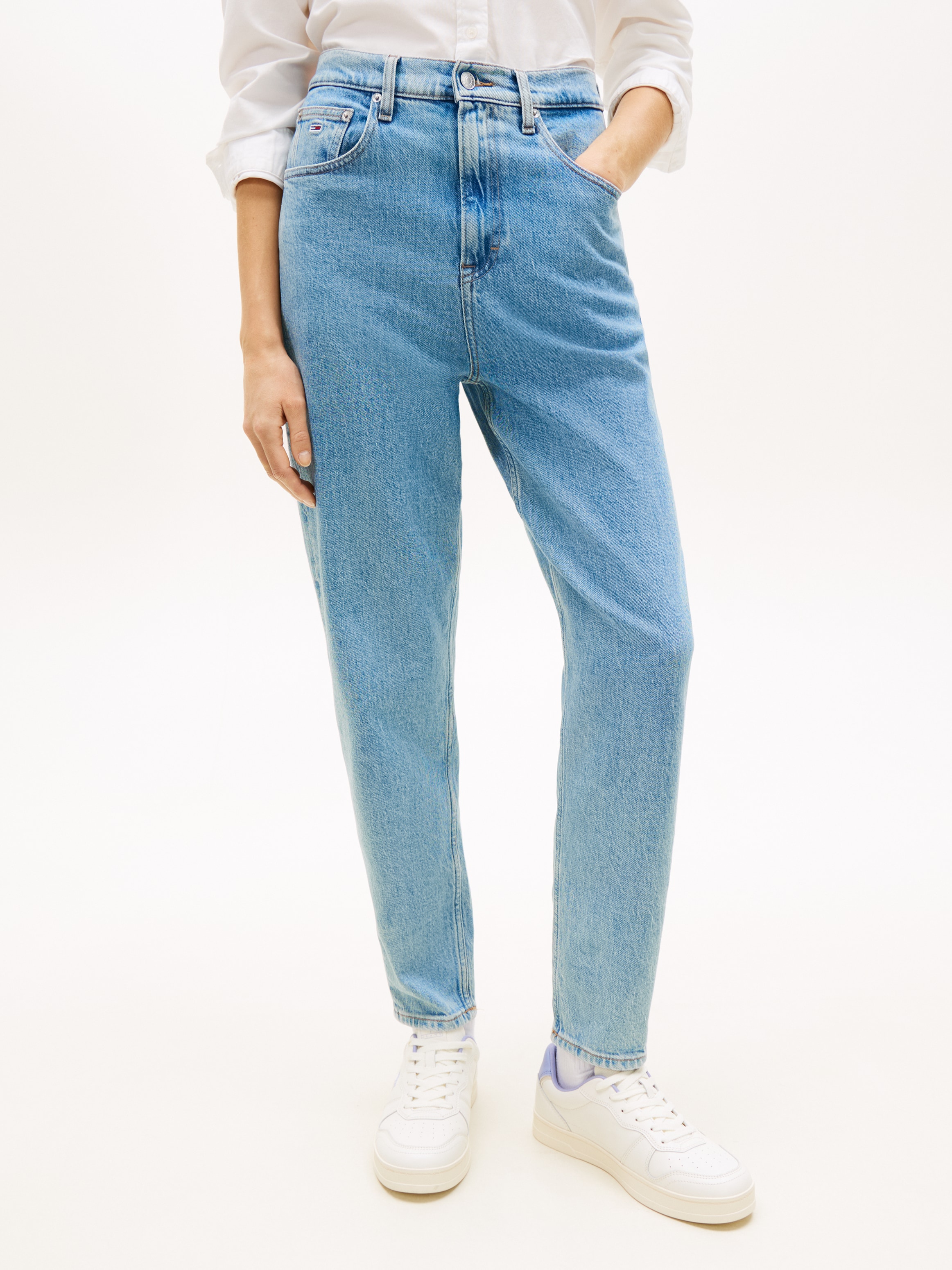Tommy Jeans Tapered-fit-Jeans »High waist - Mom-Jeans Tapered« Mit Tommy Hilfiger Logo-Flag auf der Gesäßtasche