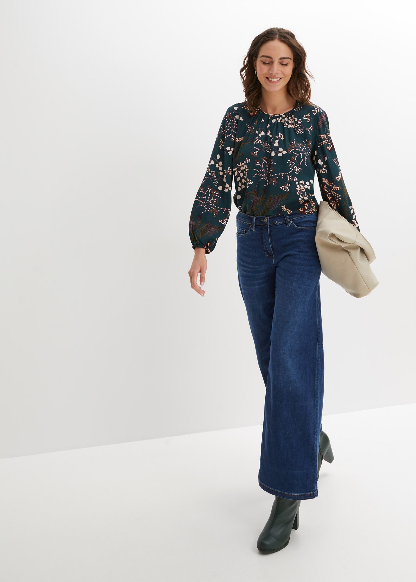 bonprix Druckbluse »Bluse aus nachhaltiger Viskose« bequeme Passform, aus Viskose, Schlitz mit Knopfverschluss im Rücken