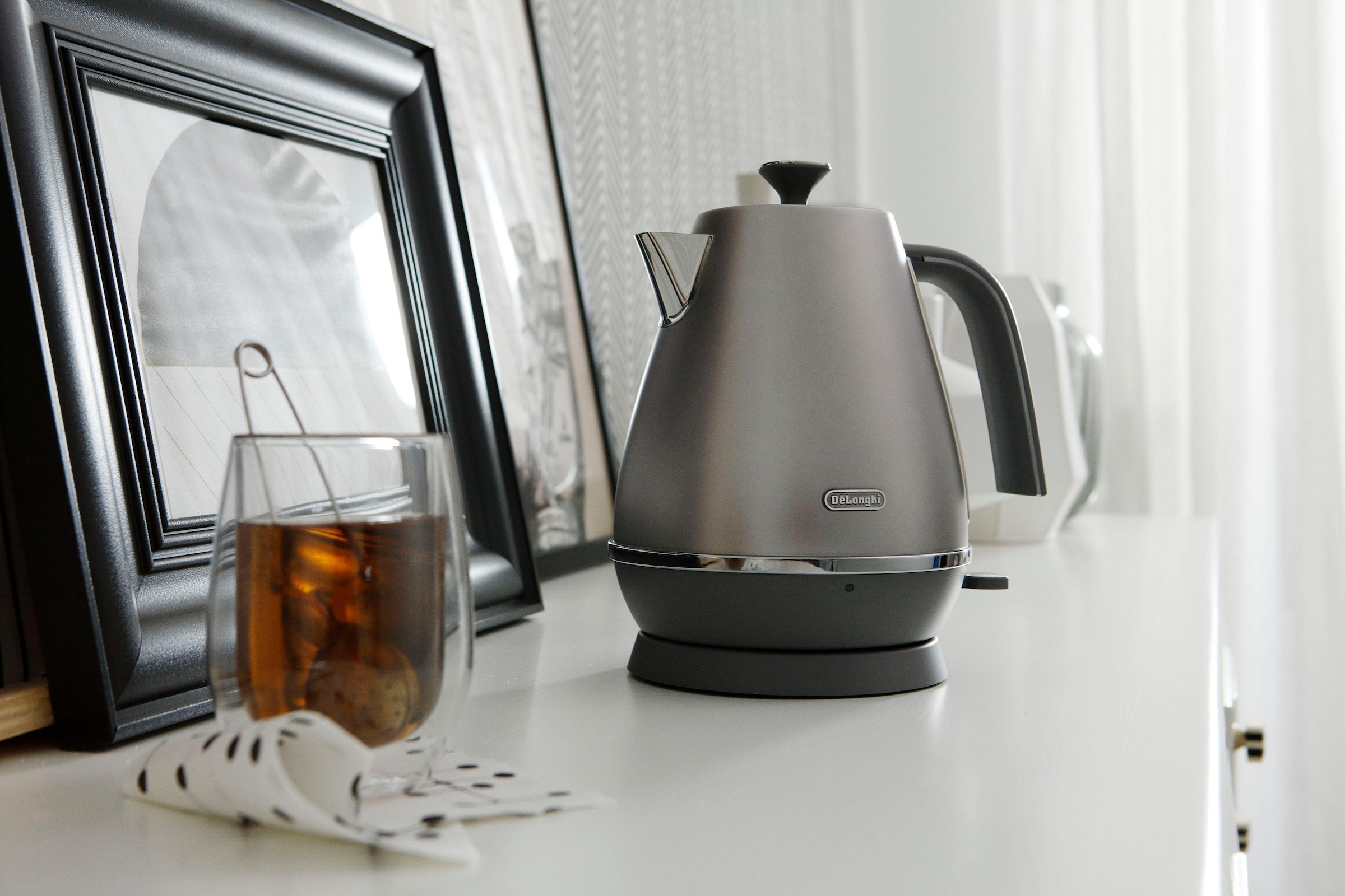 De'Longhi KBIN 2001. W - Electric Kettle