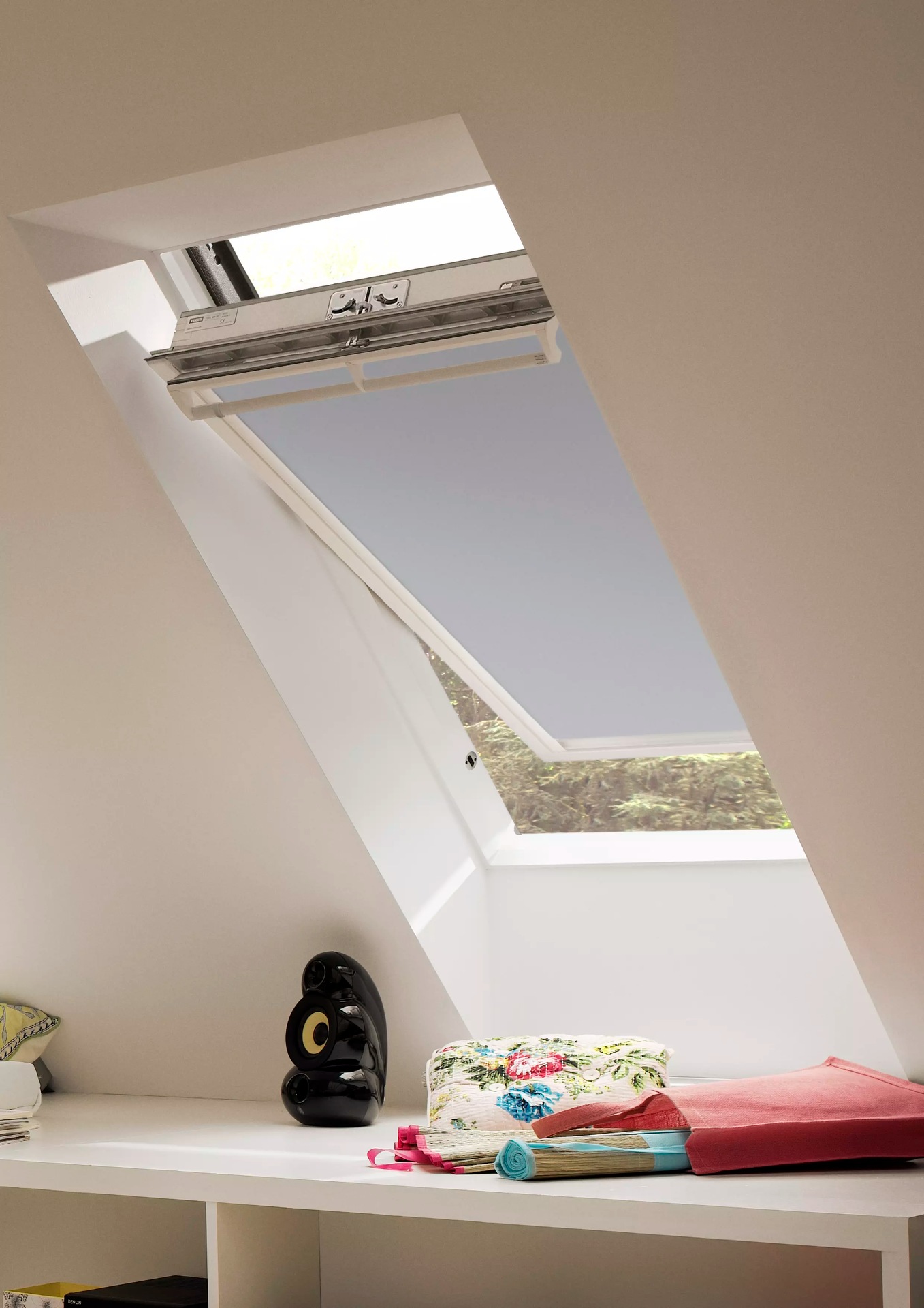 VELUX Verdunklungsrollo »DKL 4576SWL, Farbe himmelblau«, verdunkelnd, ohne Bohren, in Führungsschienen, weiße Führungsschienen & Griffleiste