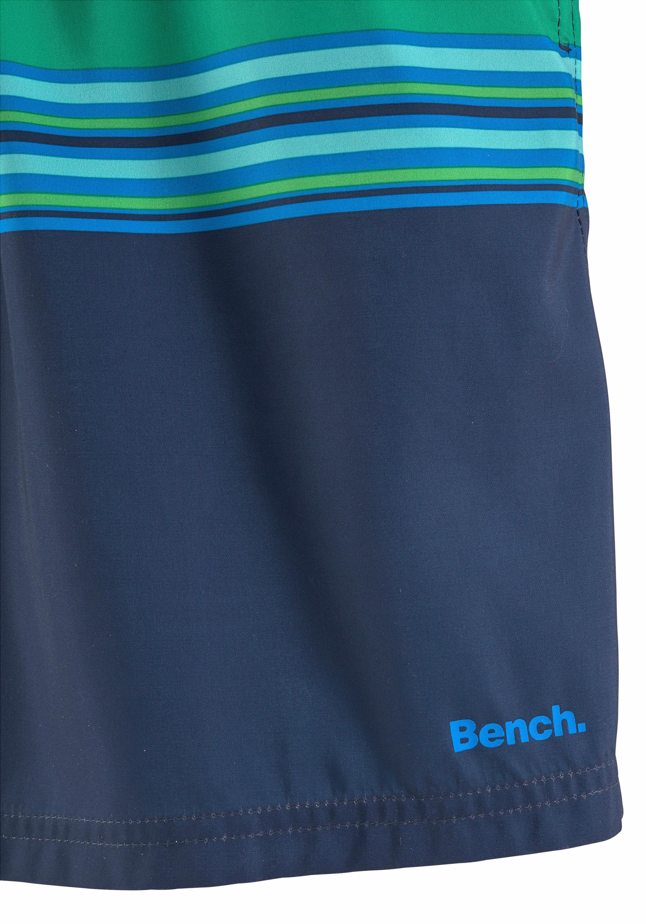 4. Bild von Bench. Badeshorts, mit kontrastfarbenen Streifen
