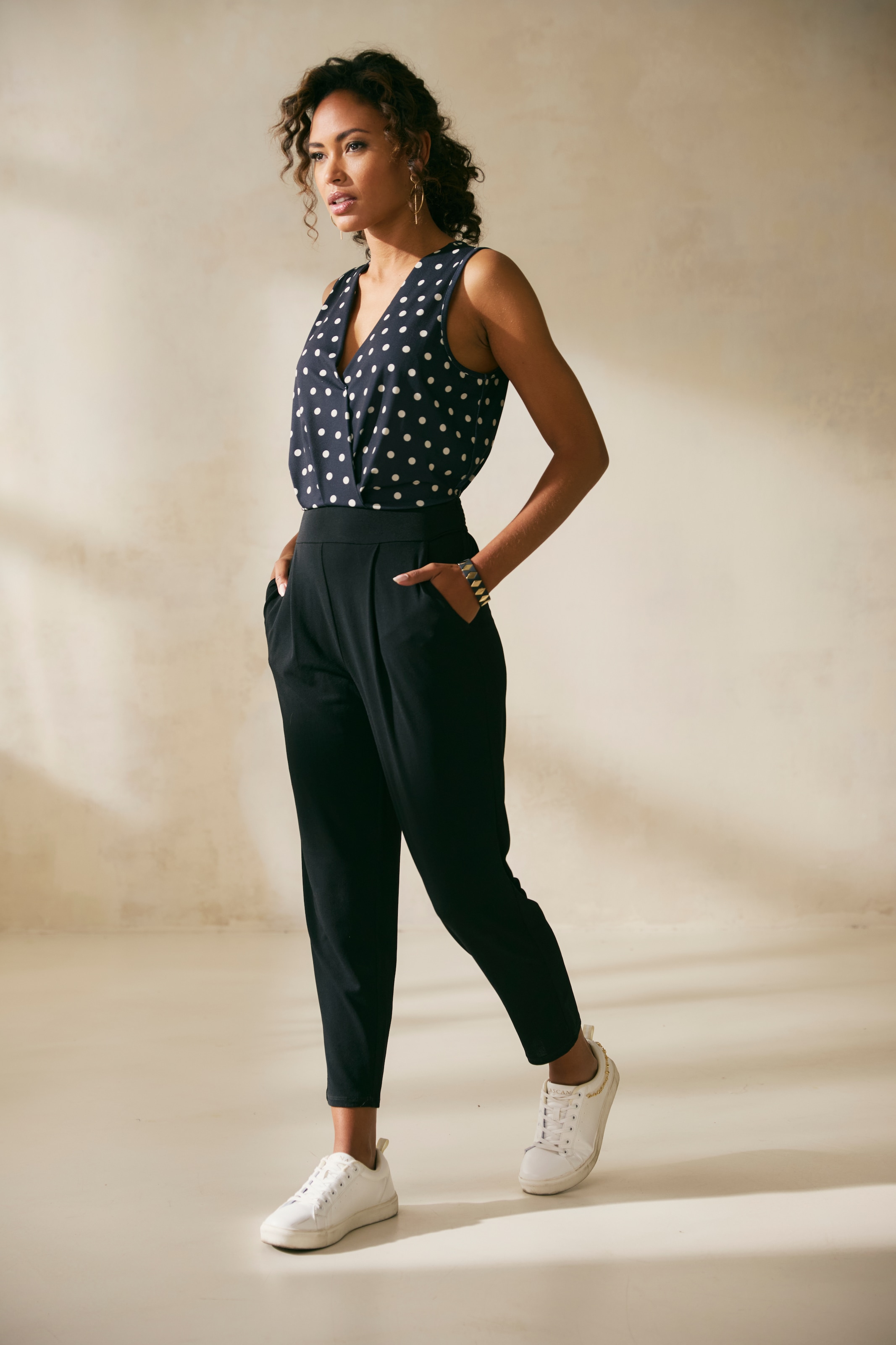 LASCANA Overall mit bedrucktem Oberteil, eleganter Jumpsuit mit V-Ausschnitt