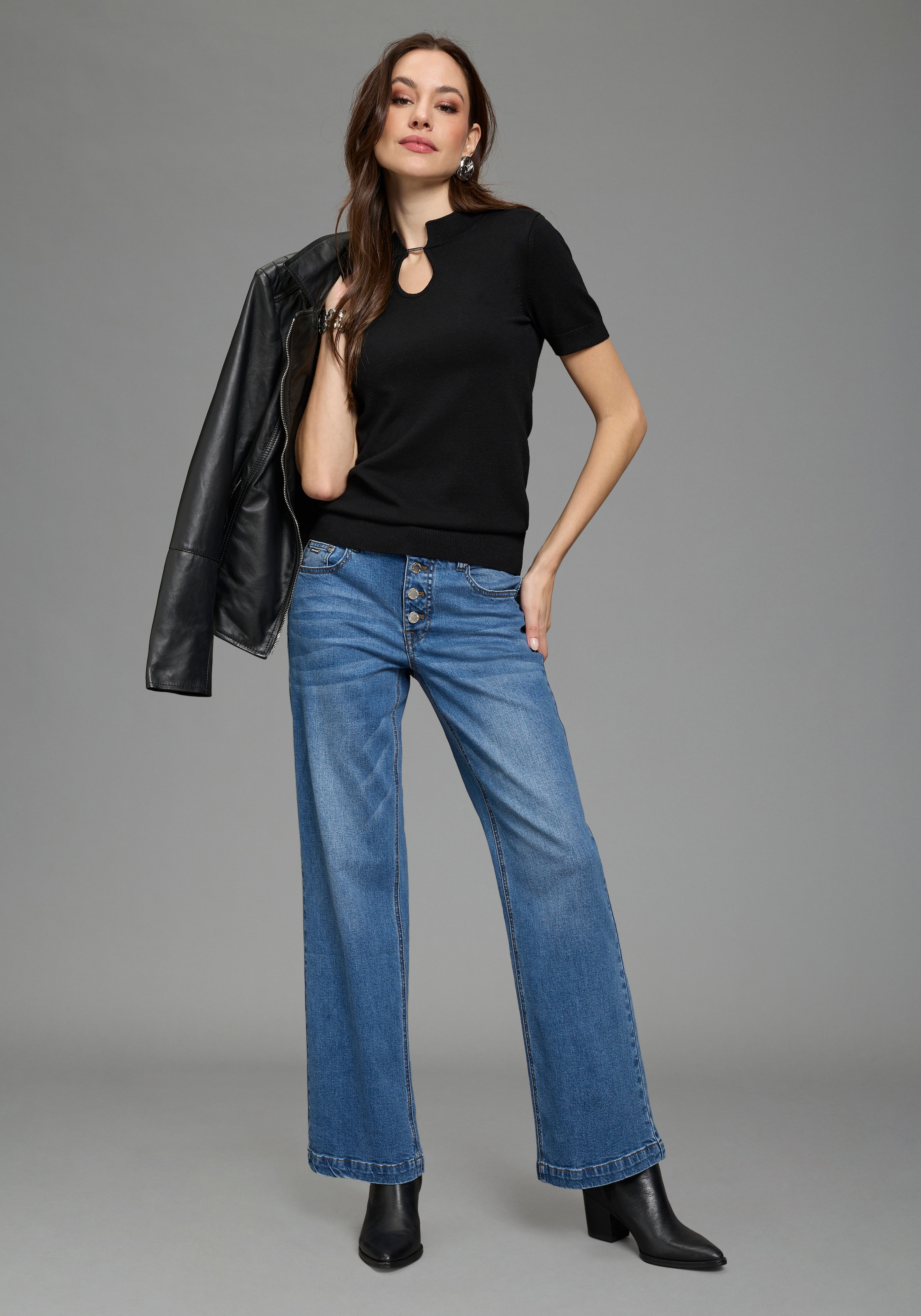 Bruno Banani Kurzarmpullover mit modischem Cut-Out und Schmuck-Detail