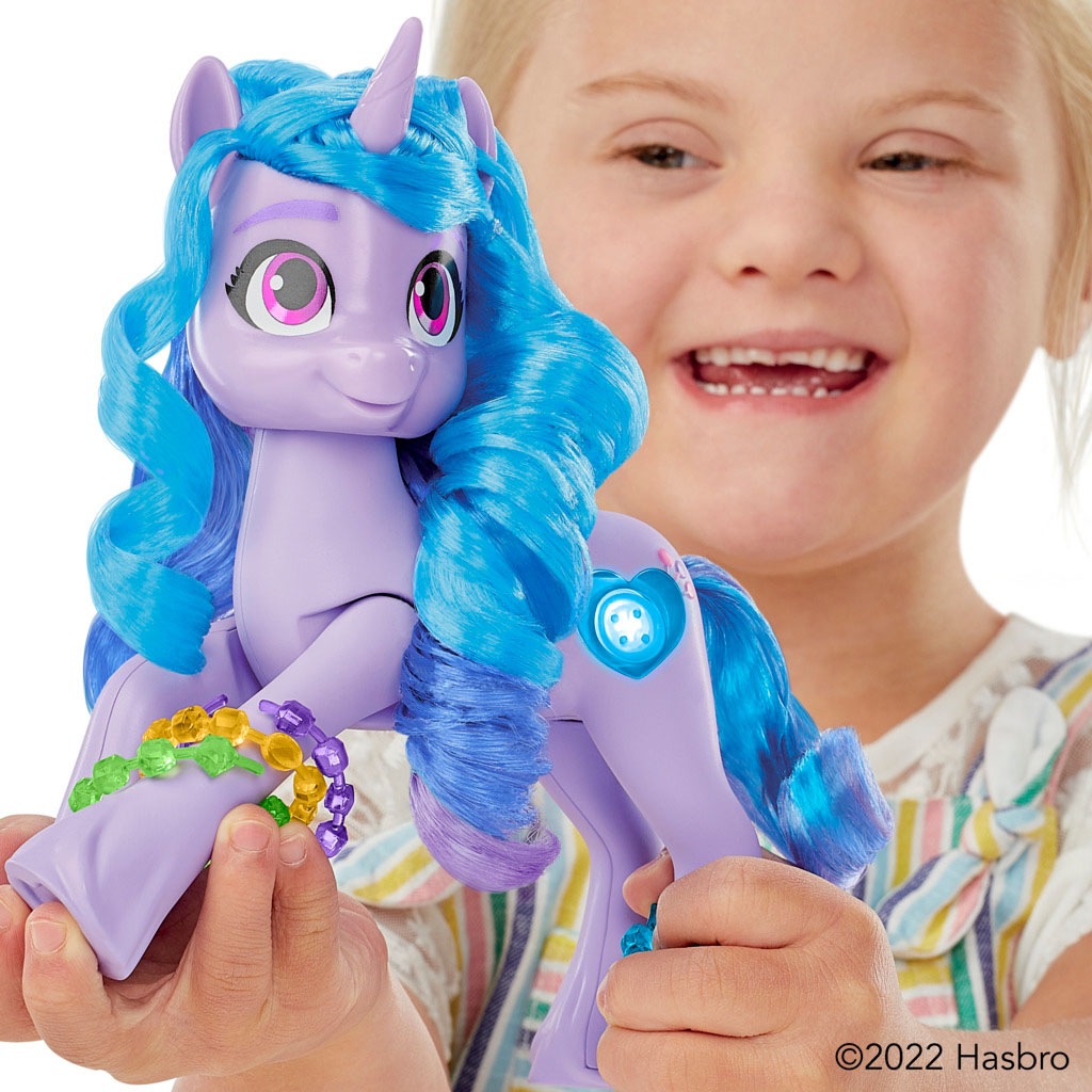 Hasbro Spielfigur »Izzy Moonbow«, mit über 20 Reaktionen und leuchtendem Schönheitsfleck