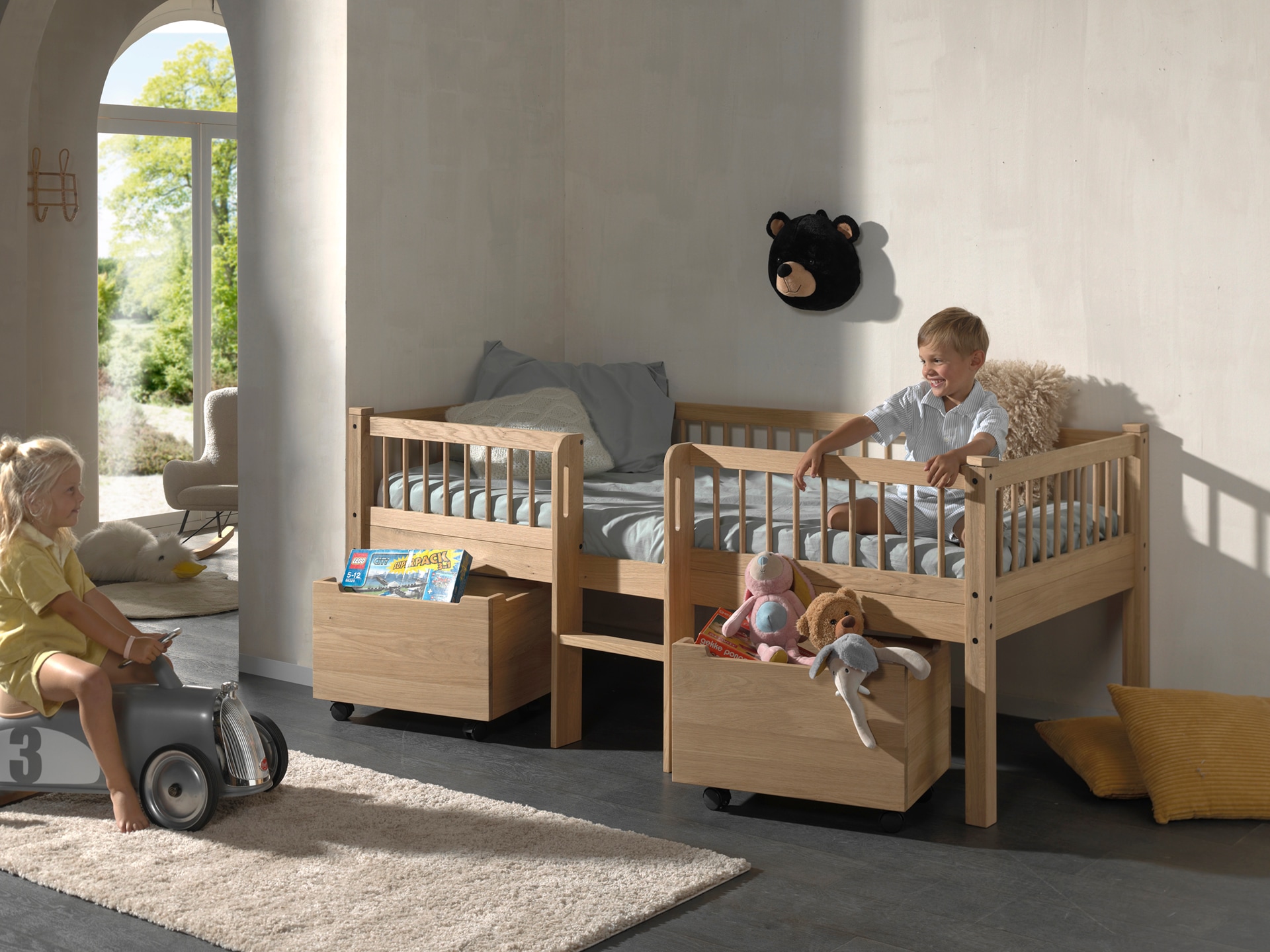 Vipack Massivholzbett »Forrest Made in Europe, stabil und hochwertig gebaut, mit 2 Rollboxen« 90/200 cm, mit Rollrost und Leiter, seitenverkehrt montierbar,  inkl. umlaufenden Absturzschutz in Sprossenoptik, Eiche natur geölt