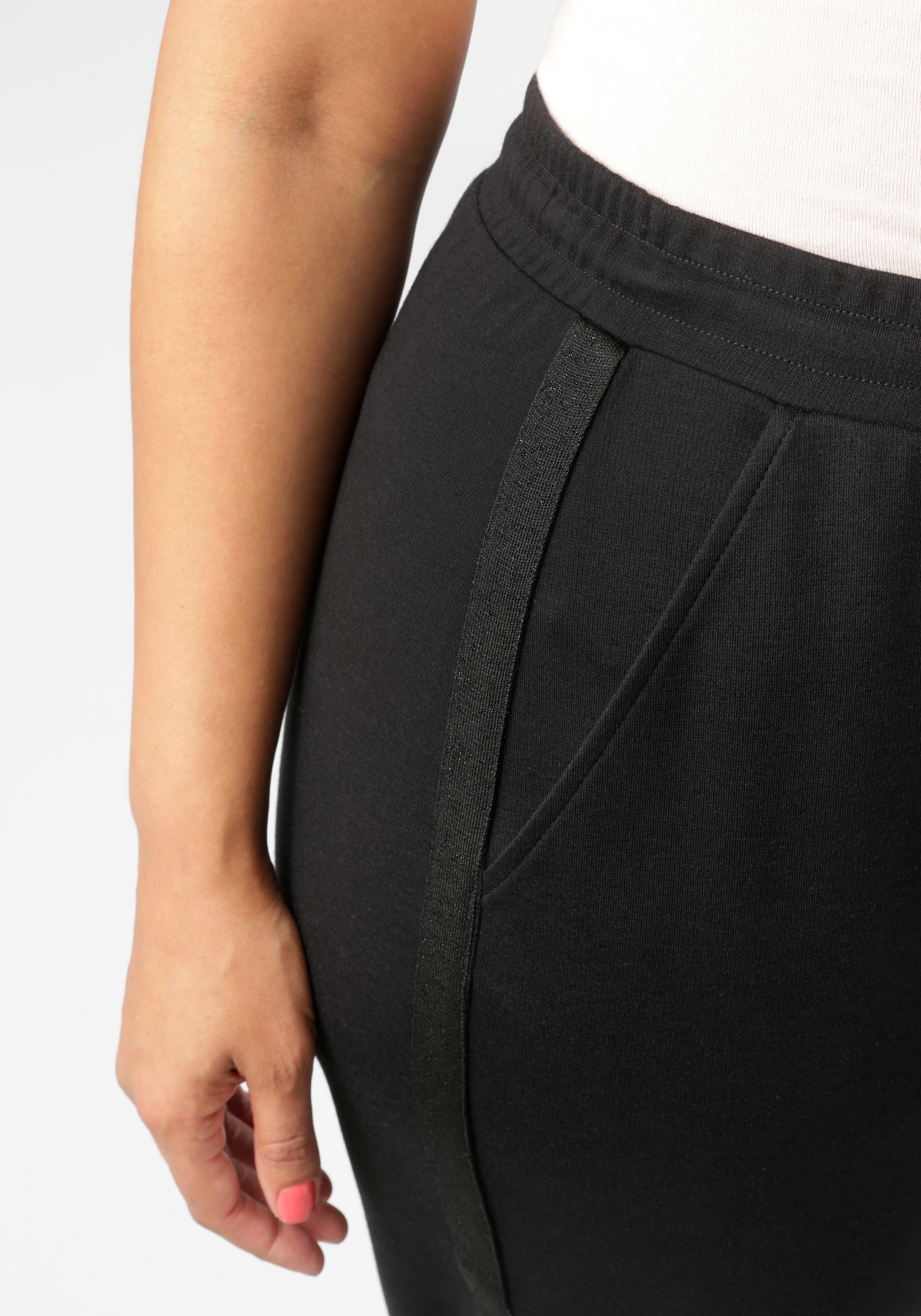 Aniston PLUS Sweathose, mit tonigen Glitzerstreifen - NEUE KOLLEKTION