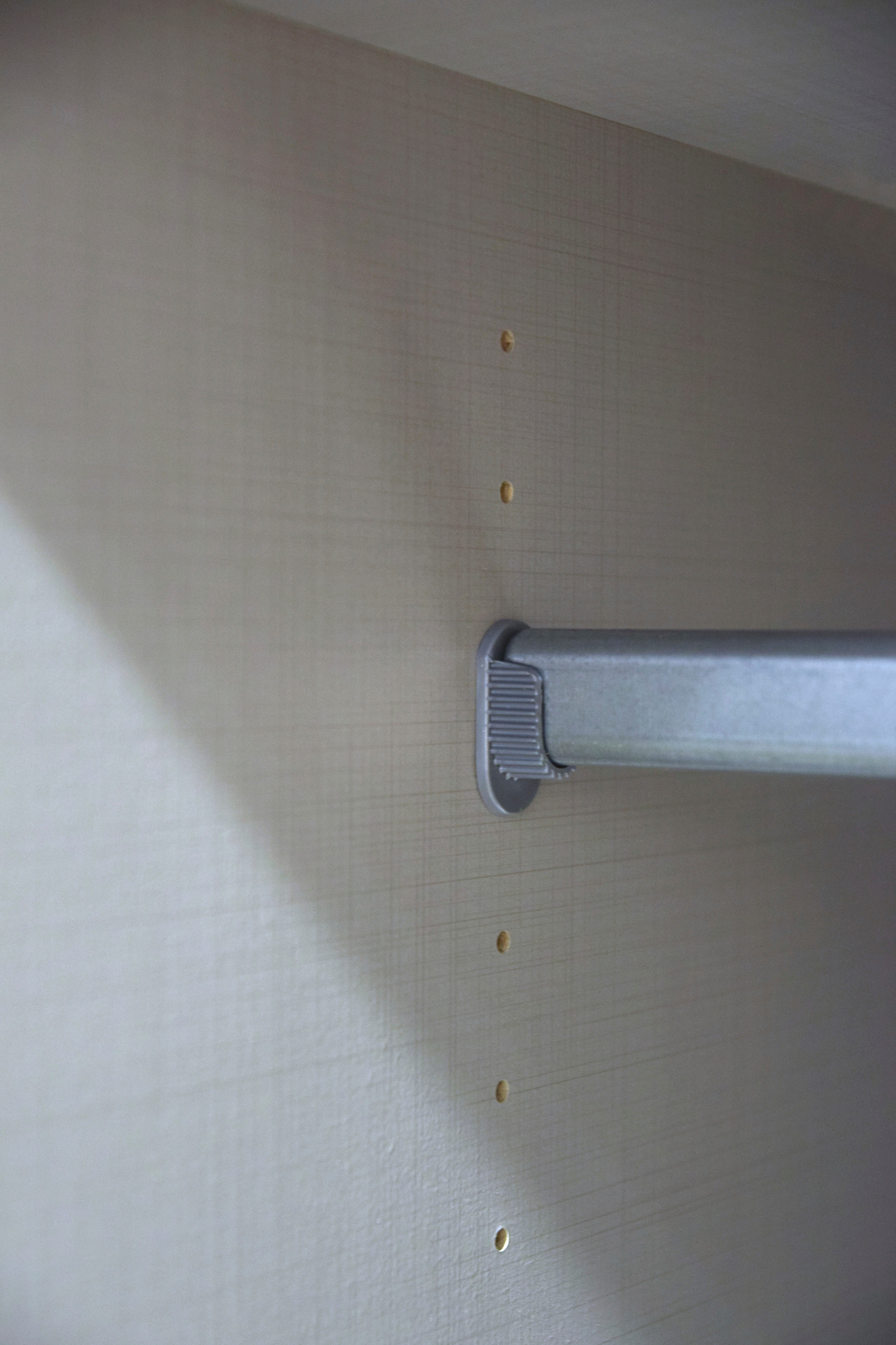 Wimex Kleiderschrank »Cottbus, in weiß oder grau modern kombiniert mit graphitfb.Schubladen«, (in 3 Größen, schwarze Griffe, Made in Germany), mit 4 Schubladen, wahlweise mit oder ohne Spiegel