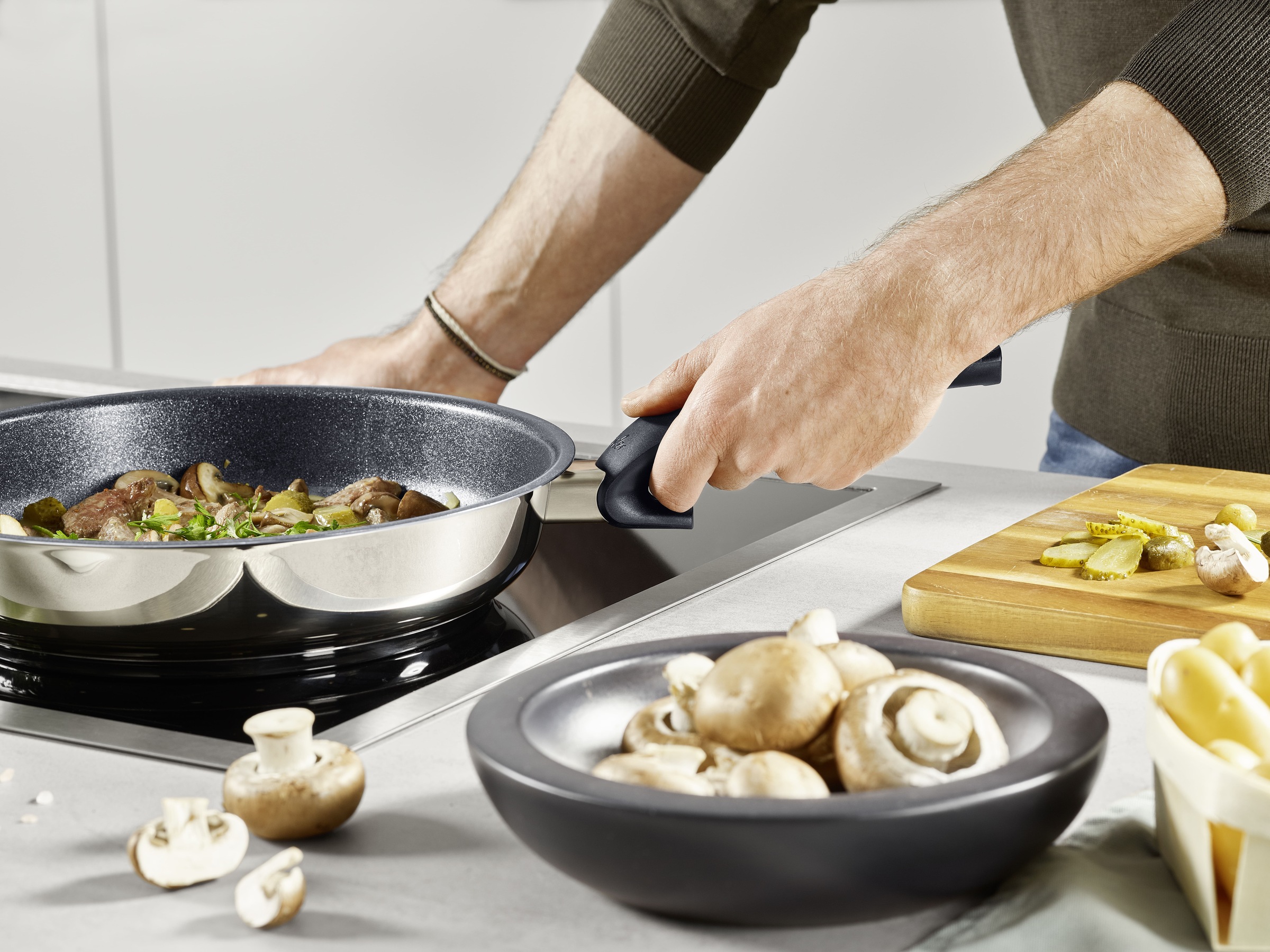 Fissler Bratpfanne »Adamant® premium Edelstahlpfanne beschichtet«, Edelstahl 18/0, (1 tlg.), induktionsgeeignet, kratzfeste Antihaft-Beschichtung, Made in Germany