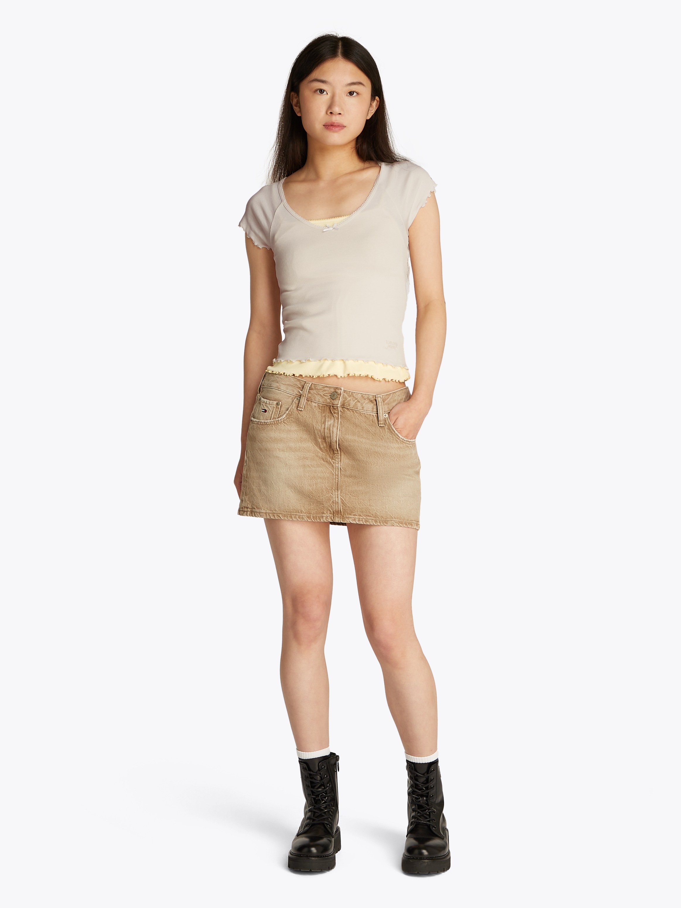 Tommy Jeans Kurzarmshirt »TJW SLIM VNECK GMD RIB SS«, mit Rollkanten, im femininen Stil
