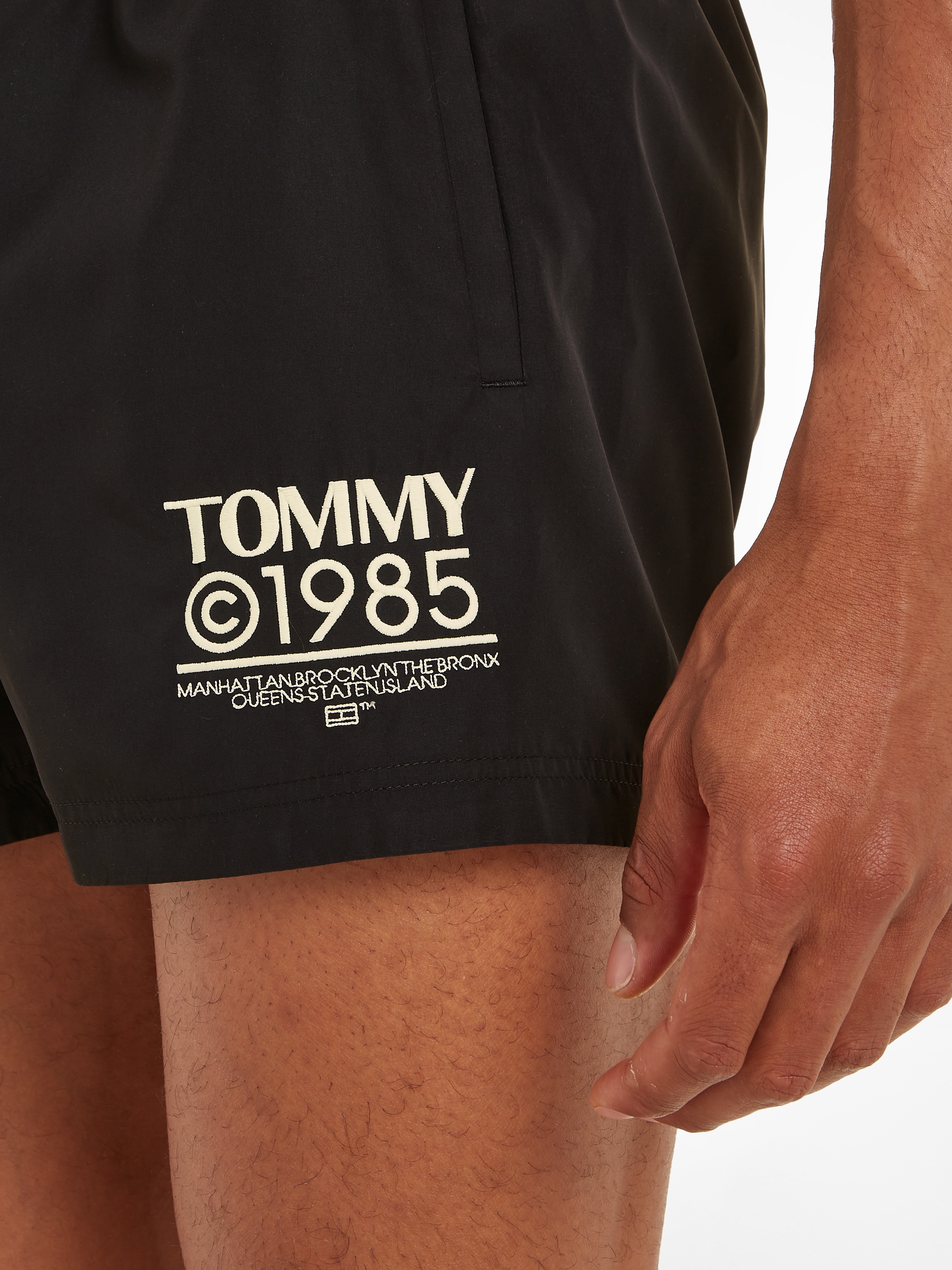 Tommy Hilfiger Swimwear Badeshorts »SF SHORT DRAWSTRING«, mit kultigem Logoschriftzug